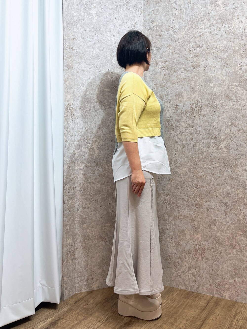 「春色、axes femme、シンプルスタイル、大人カジュアルコーデ、お出かけコーデ、春先取り、春服みてみて、ママファッション、40代ファッション」｜「axes femmeの薔薇エンボス厚底ブーツ（ブーツ、ホワイト系）」を使った、ジョーさん（レディース・161cm）の春コーディネートの8枚目の写真