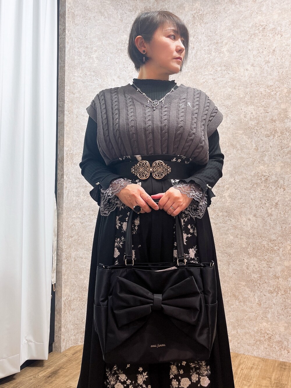 「axes femme、おでかけコーデ、ゆるコーデ、ニットコーデ、カジュアルモード、ベスト、40代ファッション、ゆったり、ゆったりシルエット」|「axes femmeのフェイバリットローズリング(リング、ブラック系)」を使った、ジョーさん(レディース・161cm)の春コーディネートの3枚目の写真