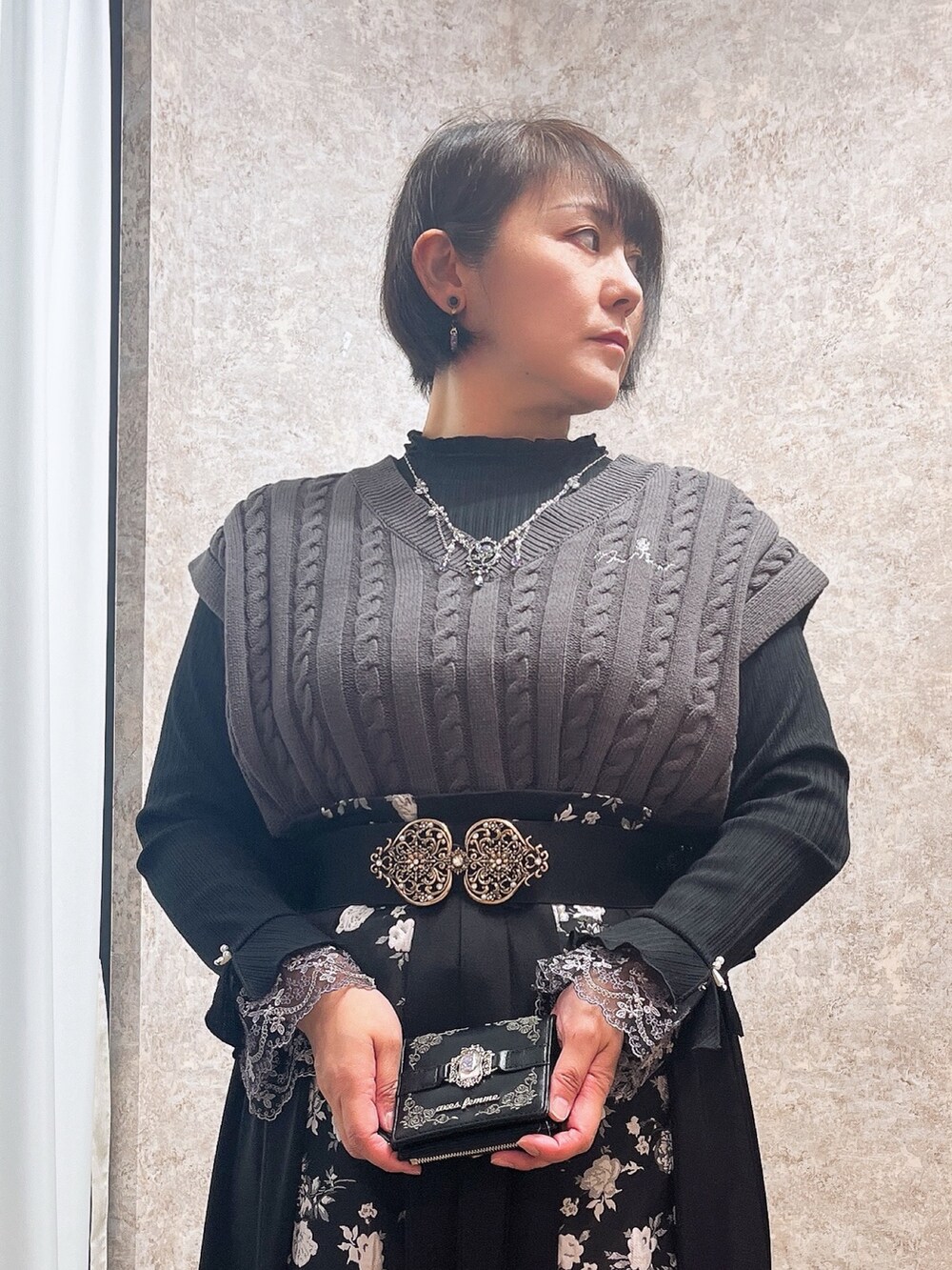 「axes femme、おでかけコーデ、ゆるコーデ、ニットコーデ、カジュアルモード、ベスト、40代ファッション、ゆったり、ゆったりシルエット」|「axes femmeのフェイバリットローズリング(リング、ブラック系)」を使った、ジョーさん(レディース・161cm)の春コーディネートの4枚目の写真