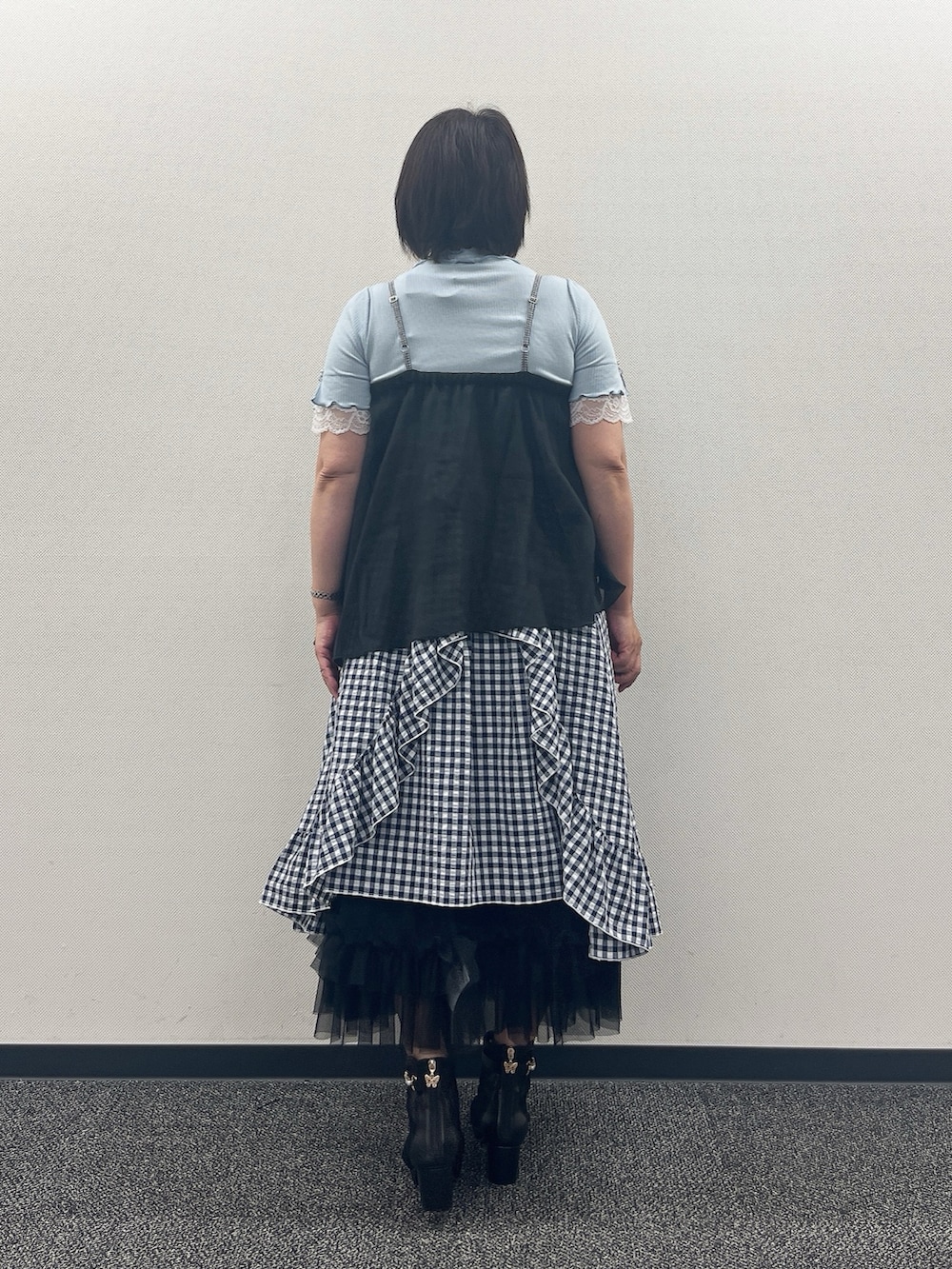 「夏ルックで気分アップ、axes femme、夏コーデ、夏服コーデ、ゆるシルエット、夏服、大人カジュアルコーデ、夏物、レディースファッション、ゆったり、ゆったりコーデ」｜「axes femmeのドレープフリルキャミビスチェ（Tシャツ/カットソー、ブラック系）」を使った、ジョーさん（レディース・161cm）の夏コーディネートの5枚目の写真