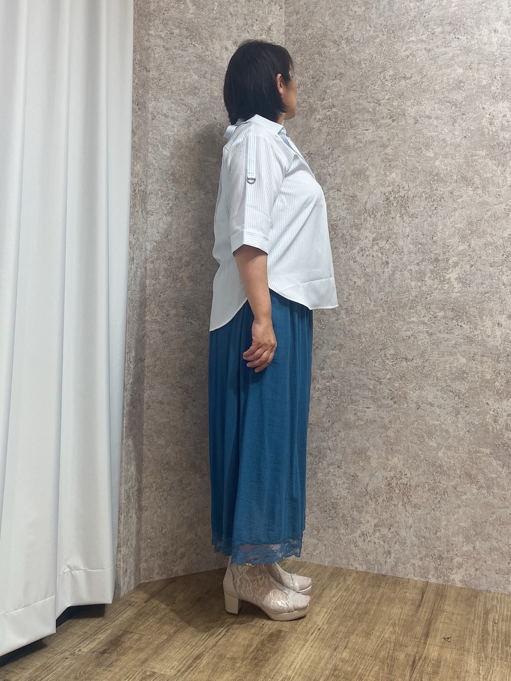 「刺繍、刺繍トップス、夏ルックで気分アップ、axes femme、夏コーデ、大人カジュアルコーデ、カジュアルスタイル、おしゃれさんと繋がりたい、パンツコーデ、ゆるコーデ」｜「axes femmeのオープントゥレースブーツ（ブーツ、ベージュ系）」を使った、ジョーさん（レディース・161cm）の夏コーディネートの4枚目の写真