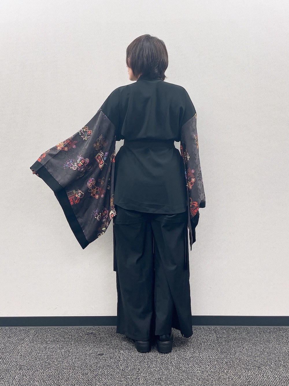 「和洋折衷、和洋ミックス、和洋折衷コーデ、黒、黒コーデ、サイバーパンク、着物袖、axes femme、REZEN、ブラックコーデ、おしゃれさんと繋がりたい、パンツスタイル、いいね、save、フォローお願いします🤑」｜「axes femmeのローズモチーフ太幅ゴムベルト（ベルト、シルバー系）」を使った、ジョーさん（レディース・161cm）の夏コーディネートの7枚目の写真