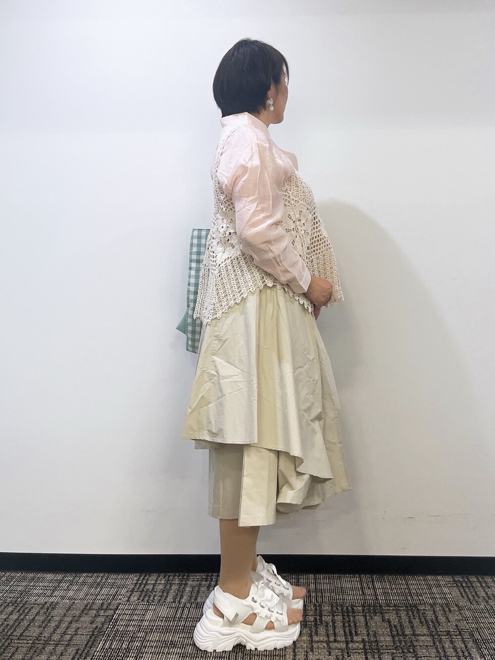「最近のいい感じコーデ、大人カジュアル、淡色コーデ、きれいめカジュアル、シアートップス、お出かけコーデ、axes femme、ショルダーバッグ、キレイめカジュアル、春夏コーデ、カジュアルスタイル、40代ファッション」｜「axes femmeの透かし網みベスト（ベスト、ホワイト系）」を使った、ジョーさん（レディース・161cm）の春コーディネートの5枚目の写真