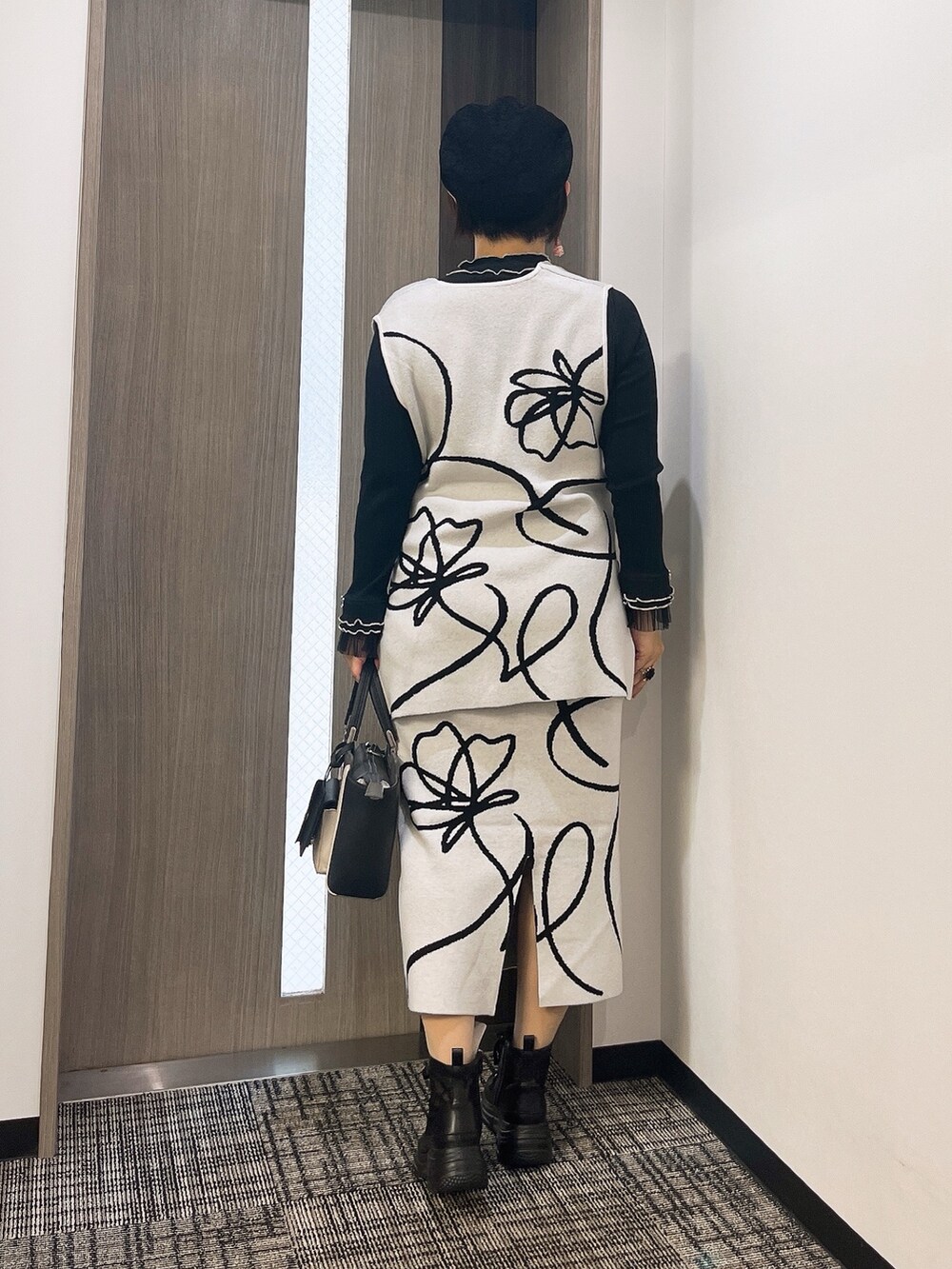 「axes femme、キレイめ、春服、春、ゆるコーデ、リラックススタイル、セットアップ、セットアップスタイル、フラワー柄」｜「axes femmeのフラワーＪＱスカート（スカート、ホワイト系）」を使った、ジョーさん（レディース・161cm）の冬コーディネートの6枚目の写真
