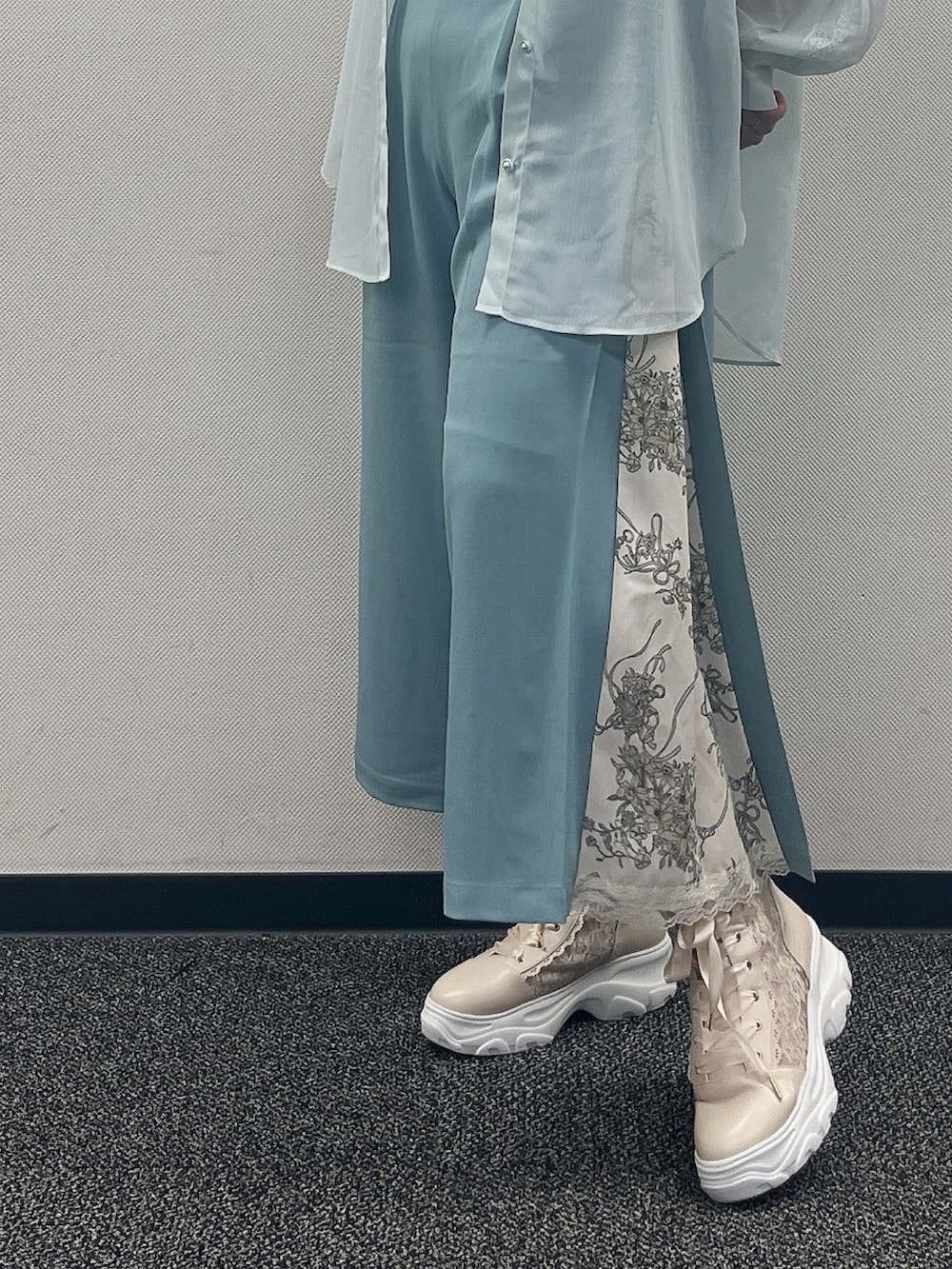 「シアーシャツ、シアー、夏ルックで気分アップ、休日スタイル、axes femme、夏服コーデ、シンプルスタイル、パンツスタイル、大人ファッション、おしゃれさんと繋がりたい、夏ファッション」｜「axes femmeのラメシアーシャツ（シャツ/ブラウス、グリーン系）」を使った、ジョーさん（レディース・161cm）の夏コーディネートの4枚目の写真