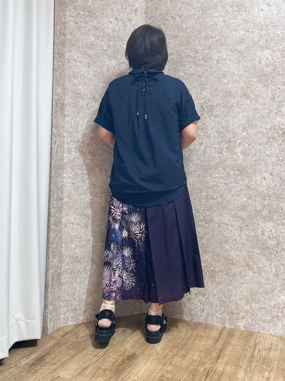 「花火、花火柄、花火コーデ、夏ルックで気分アップ、お出かけコーデ、きれいめカジュアル、夏コーデ、axes femme、大人女子、大人ファッション、夏服コーデ、ゆったり、ゆったりコーデ、ゆったりシルエット」｜「axes femmeのギャザー×コクーンシャツ（シャツ/ブラウス、ブルー系）」を使った、ジョーさん（レディース・161cm）の夏コーディネートの5枚目の写真