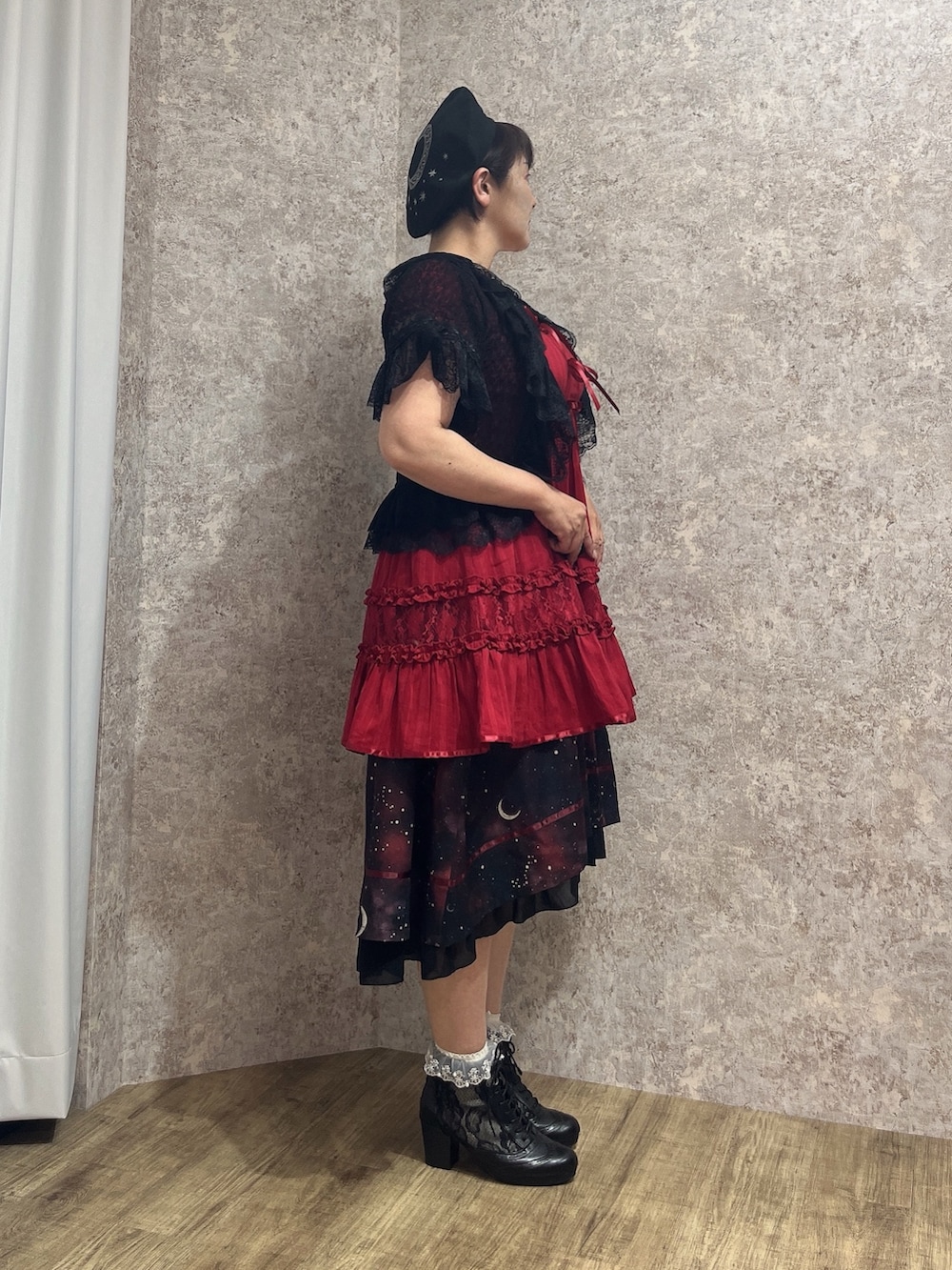 「赤×黒、チュニック、チュニックワンピ、チュニックコーデ、フェミニン、フェスコーデ、axes femme、夏コーデ、おしゃれさんと繋がりたい」｜「axes femmeのチュールレースアップブーツ（ブーツ、ブラック系）」を使った、ジョーさん（レディース・161cm）の夏コーディネートの4枚目の写真