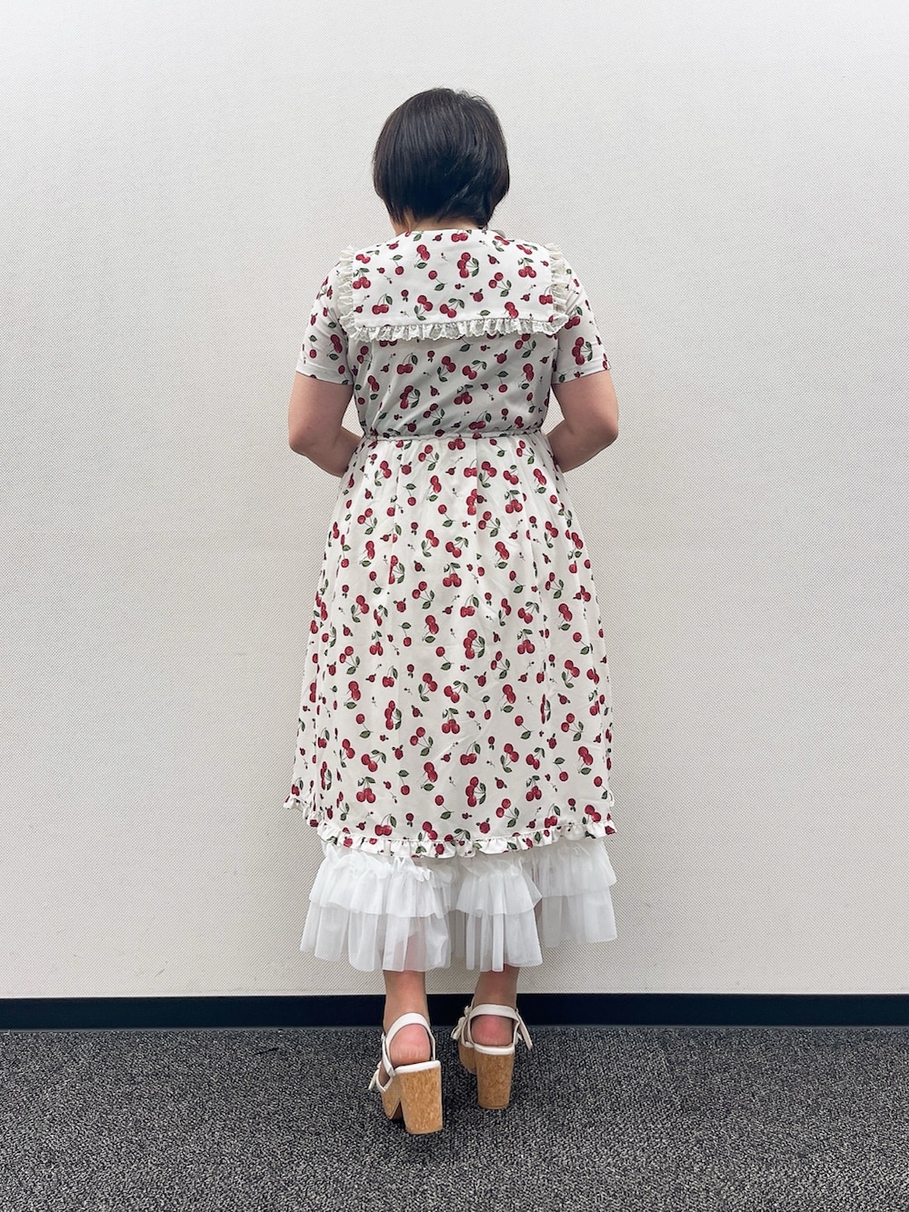 「フリル、お出かけコーデ、ワンピース、休日スタイル、夏コーデ、axes femme、おでかけコーデ、大人可愛い、おしゃれさんと繋がりたい、レース、いいね、save、フォローお願いします🤑、さくらんぼ、さくらんぼ柄」｜「axes femmeのチェリーローズ柄セーラーワンピース（ワンピース、ホワイト系）」を使った、ジョーさん（レディース・161cm）の夏コーディネートの6枚目の写真