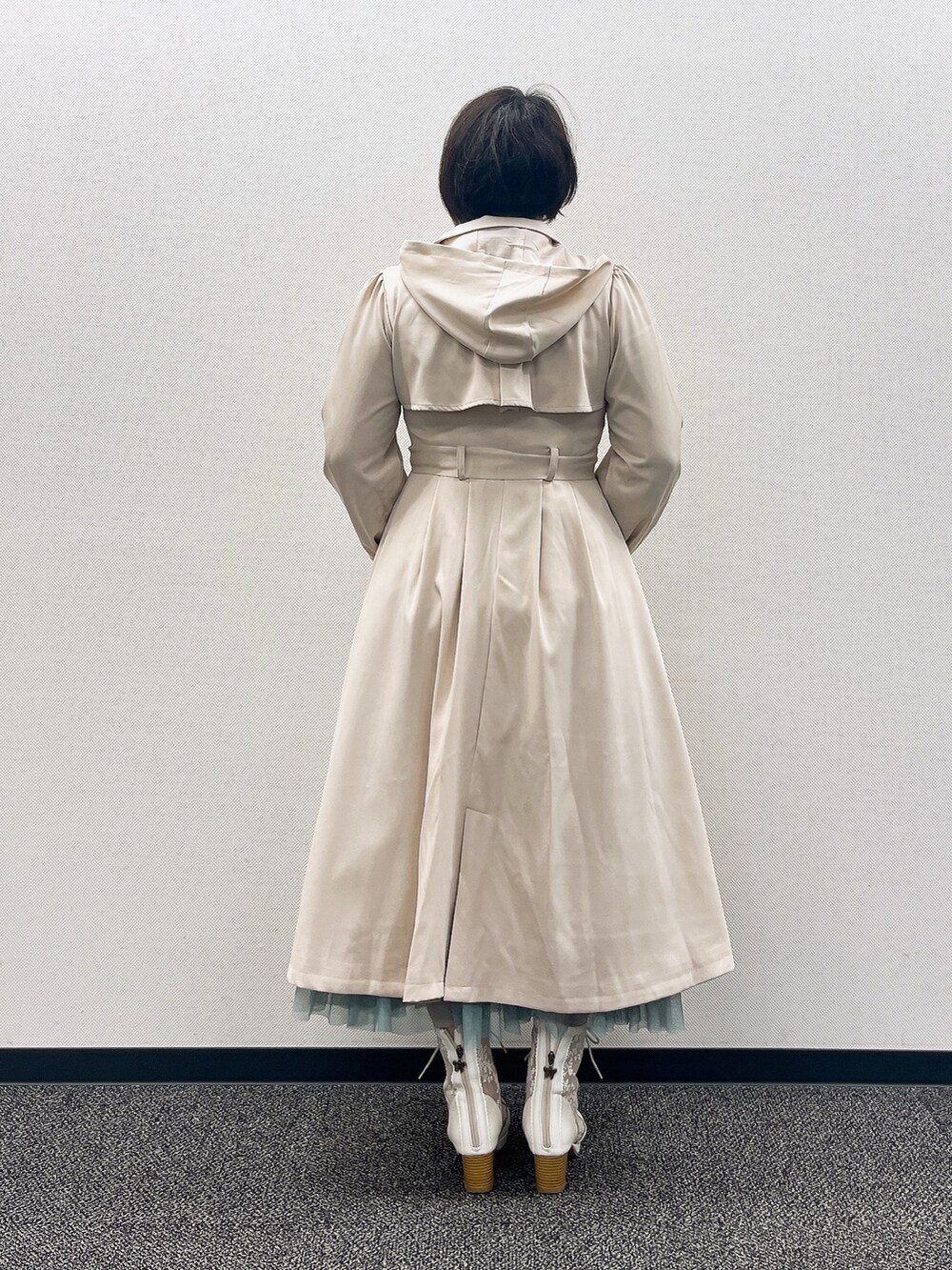 「春色、axes femme、春服、オトナ女子、おしゃれさんと繋がりたい、初春コーデ、大人かわいい、ゆるコーデ、スカートスタイル、春アウター、40代ファッション」|「axes femmeのランダムパールリボンプルオーバー(Tシャツ/カットソー、ホワイト系)」を使った、ジョーさん(レディース・161cm)の冬コーディネートの4枚目の写真