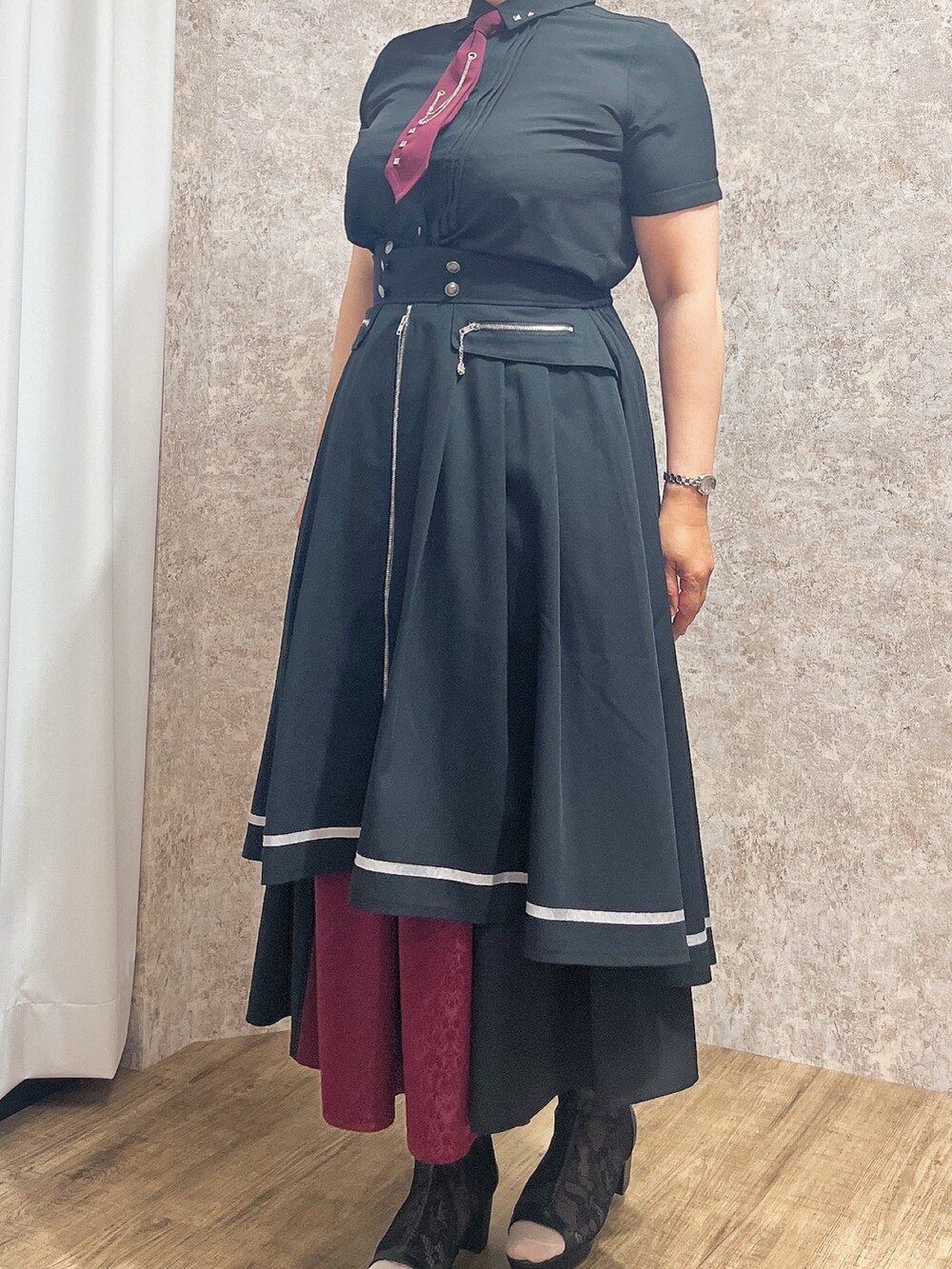「ブラックコーデ、axes femme、夏服コーデ、夏コーデ、夏服、ネクタイ」｜「axes femmeのフィッシュテール×ジップスカート（スカート、ブラック系）」を使った、ジョーさん（レディース・161cm）の夏コーディネートの3枚目の写真