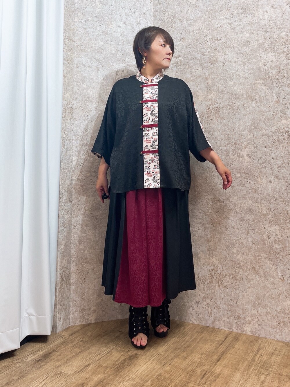 「最近のいい感じコーデ、お出かけコーデ、axes femme、AXES-X、いいね、save、フォローお願いします🤑、シャツ/ブラウス、麻雀、赤黒」｜「AXES-Xの麻雀牌プリントチャイナシャツ（シャツ/ブラウス、ブラック系）」を使った、ジョーさん（レディース・161cm）の春コーディネートの2枚目の写真