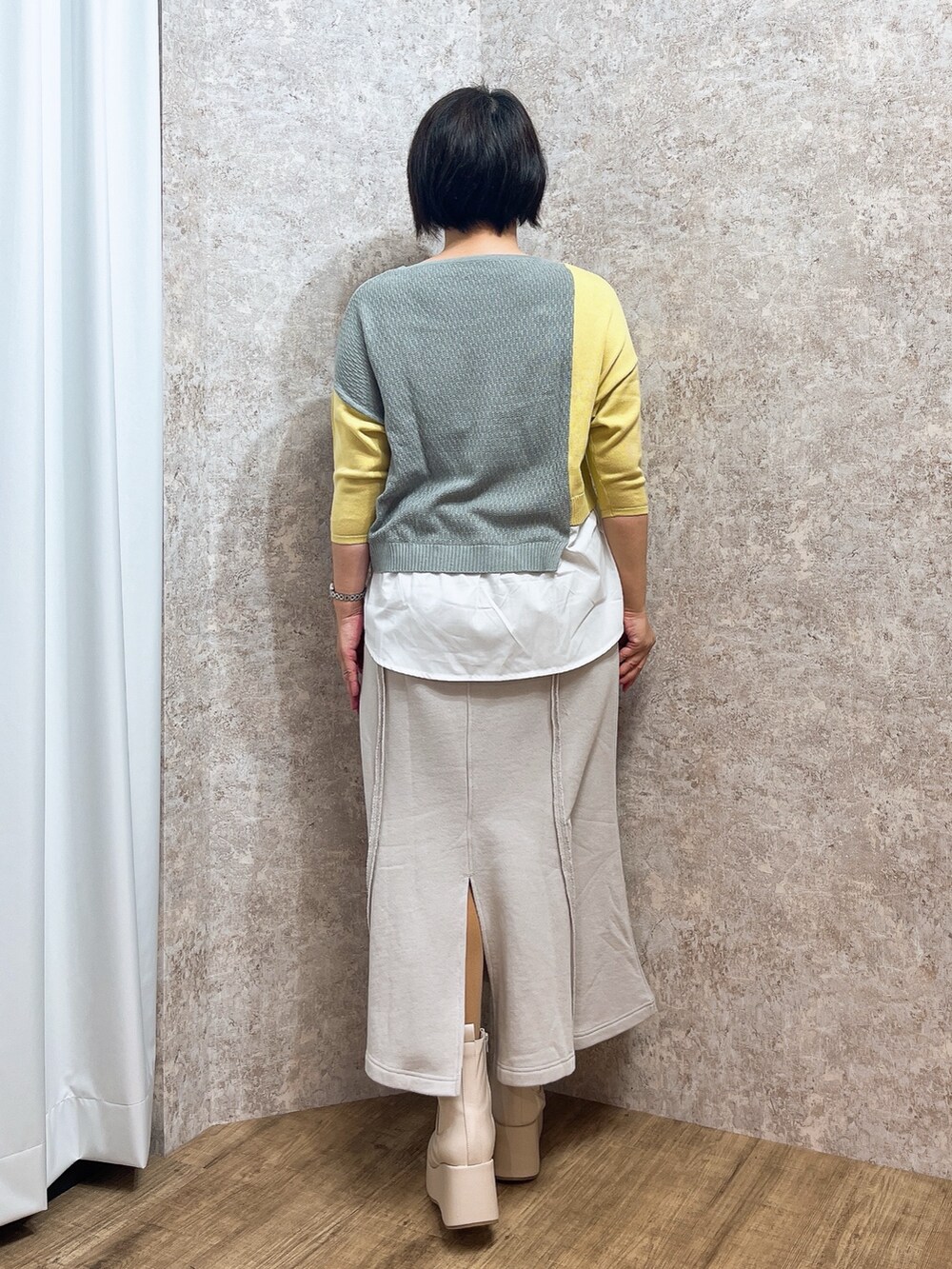 「春色、axes femme、シンプルスタイル、大人カジュアルコーデ、お出かけコーデ、春先取り、春服みてみて、ママファッション、40代ファッション」｜「axes femmeの薔薇エンボス厚底ブーツ（ブーツ、ホワイト系）」を使った、ジョーさん（レディース・161cm）の春コーディネートの10枚目の写真