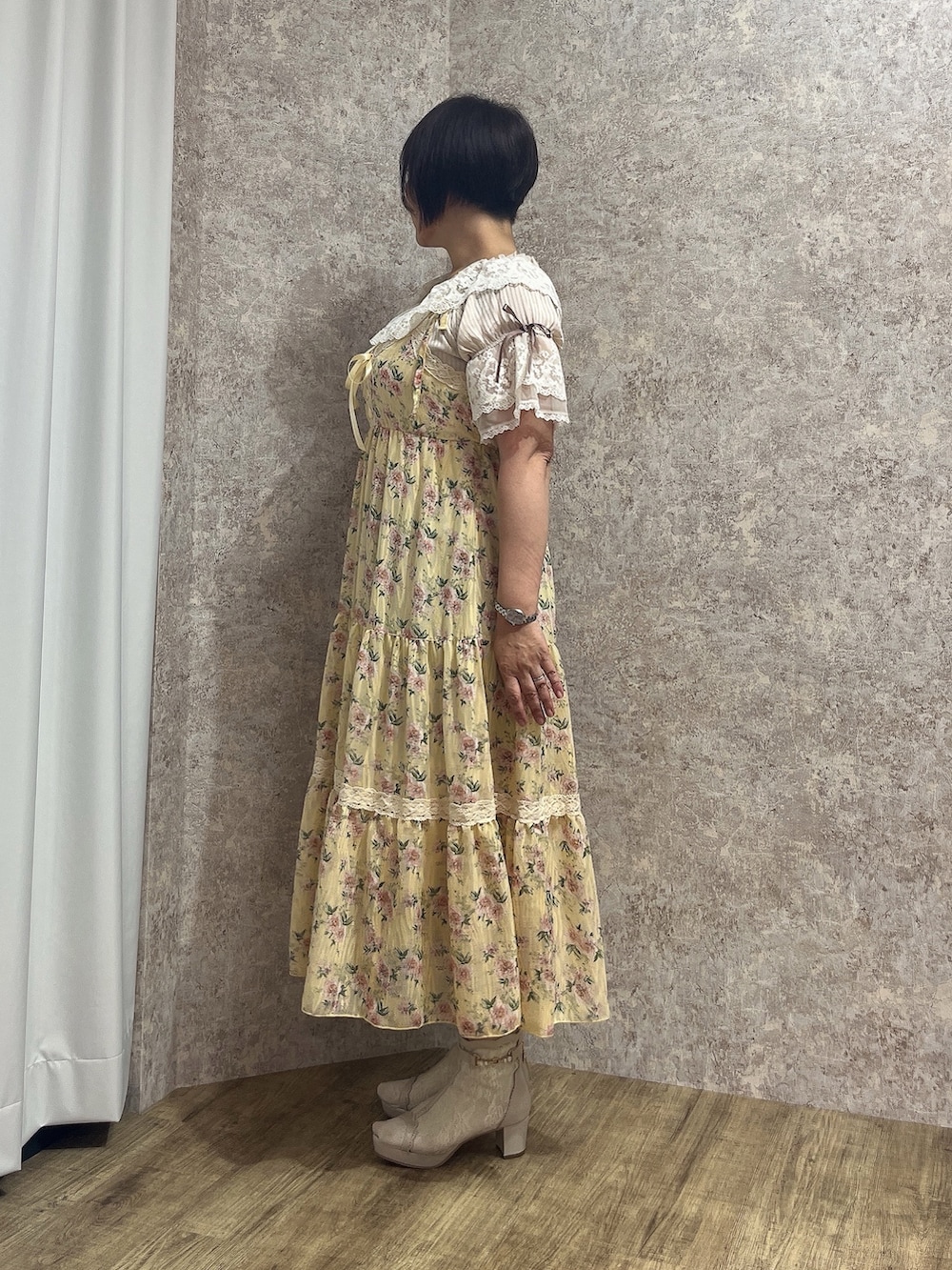 「フェミニン、フェミニンコーデ、フェミニンワンピース、夏ルックで気分アップ、axes femme、おでかけコーデ、オトナ女子、夏コーデ、イエロー、イエローコーデ」｜「axes femmeのオープントゥレースブーツ（ブーツ、ベージュ系）」を使った、ジョーさん（レディース・161cm）の夏コーディネートの3枚目の写真