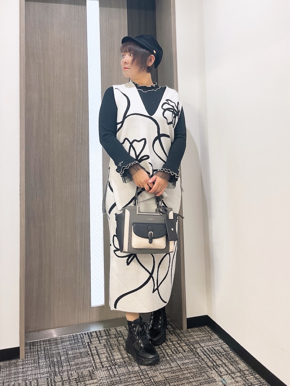 「axes femme、キレイめ、春服、春、ゆるコーデ、リラックススタイル、セットアップ、セットアップスタイル、フラワー柄」｜「axes femmeのフラワーＪＱスカート（スカート、ホワイト系）」を使った、ジョーさん（レディース・161cm）の冬コーディネートの3枚目の写真