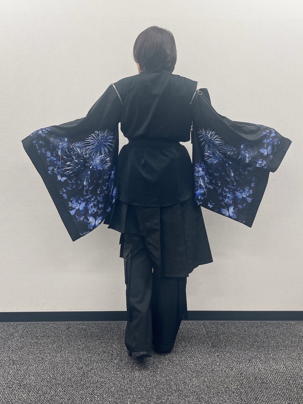 「axes femme、REZEN、パンツスタイル、お洒落さんとつながりたい、おでかけコーデ、ブラック、ブラックコーデ、和洋折衷、和洋折衷コーデ、和、和風、巻きスカート、花火、花火柄」｜「axes femmeのチュールハイカットスニーカー（パンプス、ブラック系）」を使った、ジョーさん（レディース・161cm）の夏コーディネートの4枚目の写真