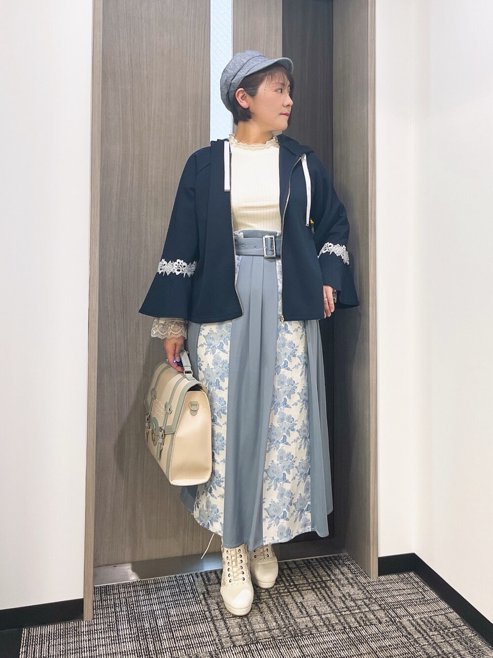 「春色、axes femme、ラクチンコーデ、おしゃれさんと繋がりたい、春服みてみて、はるコーデ、ゆるコーデ、スカートコーデ、お洒落さんとつながりたい」|「axes femmeのフラワーカラーレースリブプルオーバー(Tシャツ/カットソー、ホワイト系)」を使った、ジョーさん(レディース・161cm)の冬コーディネートの2枚目の写真