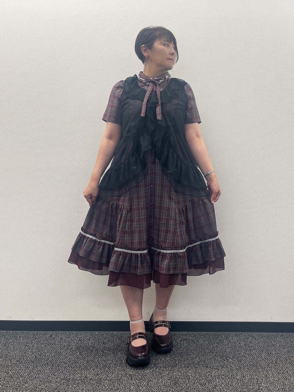 「ワンピース、ワンピーススタイル、ビスチェ、フェミニン、夏ルックで気分アップ、axes femme、お出かけコーデ、オトナ女子、夏コーデ」｜「axes femmeのリボン×チェック柄ワンピース（ワンピース、レッド系）」を使った、ジョーさん（レディース・161cm）の夏コーディネートの2枚目の写真