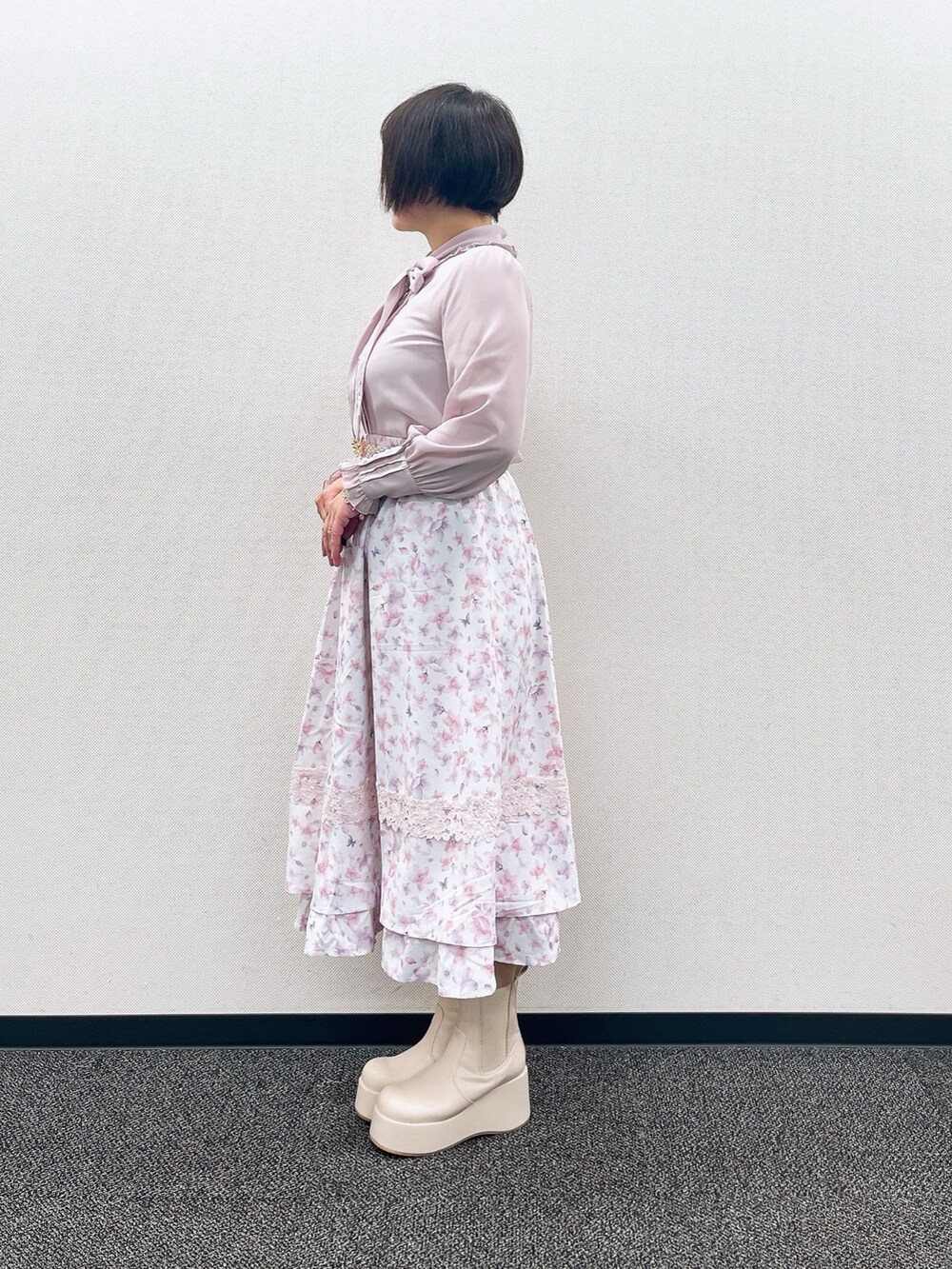 「axes femme、春先取り、おでかけコーデ、春カラー、おしゃれさんと繋がりたい、大人可愛い、休日スタイル、初春コーデ、女子会コーデ、大人かわいい、お出かけコーデ、お洒落さんとつながりたい、桜、桜色、花見」|「axes femmeのサクラ刺繍リボンブラウス(シャツ/ブラウス、ピンク系)」を使った、ジョーさん(レディース・161cm)の冬コーディネートの7枚目の写真