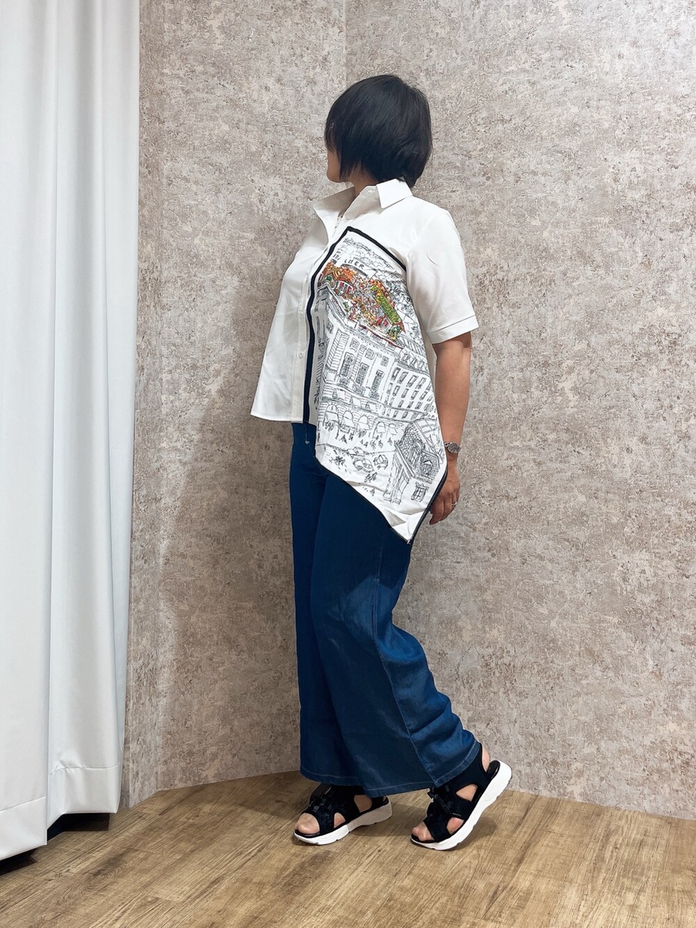「夏コーデ、シャツスタイル、axes femme、夏服、オトナカジュアル、シンプルスタイル、大人カジュアルコーデ」｜「axes femmeのリボン使いスニーカーサンダル（サンダル、ブラック系）」を使った、ジョーさん（レディース・161cm）の夏コーディネートの3枚目の写真