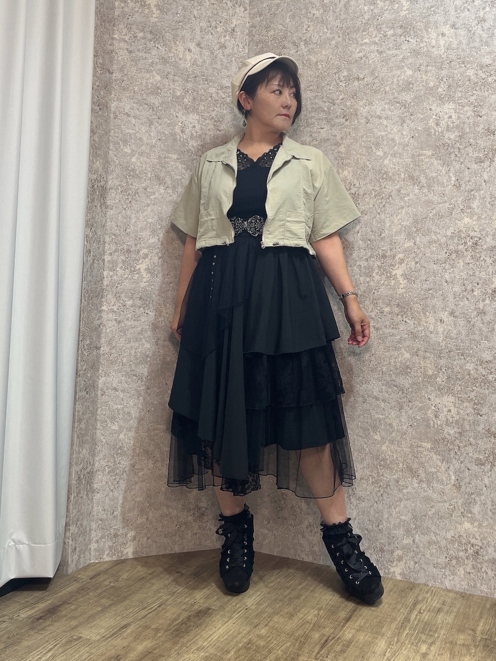 「タンクトップ、axes femme、大人カジュアルコーデ、夏ファッション、オトナ女子、大人女子、夏服、ラフコーデ、おしゃれさんと繋がりたい、ジャケット/アウター」｜「axes femmeの裾ドロストジップブルゾン（その他アウター、グリーン系）」を使った、ジョーさん（レディース・161cm）の夏コーディネートの2枚目の写真