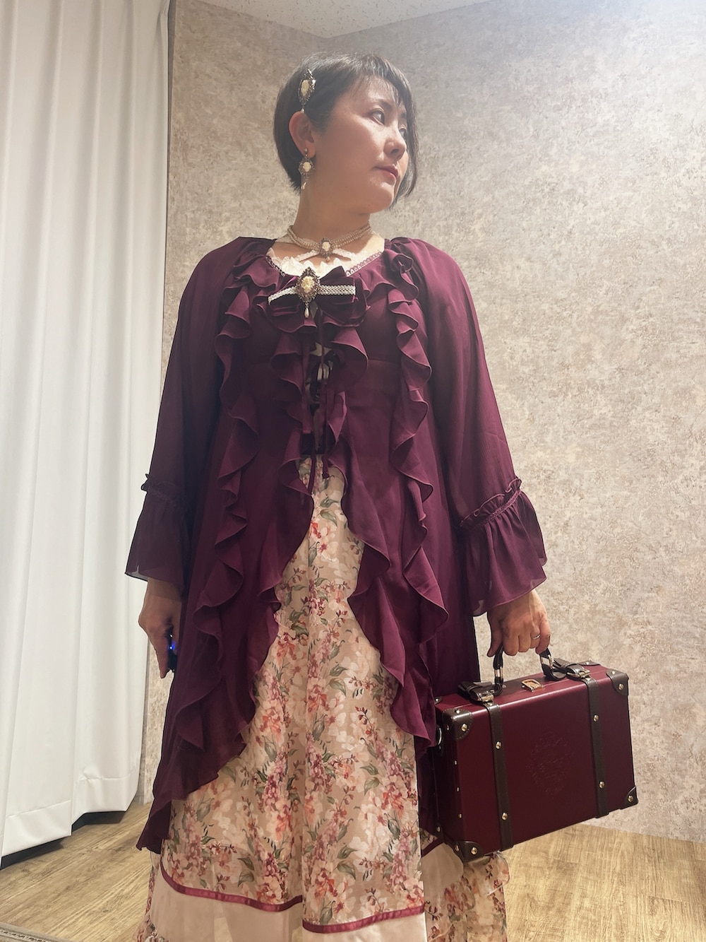 「エレガント、秋、秋コーデ、秋服準備はじめました、ワインカラー、ワイン色、ノースリーブ、axes femme、秋のコーデ、きれいめコーディネート」｜「axes femmeのフラワープリントＳＫ（スカート、ベージュ系）」を使った、ジョーさん（レディース・161cm）の夏コーディネートの2枚目の写真