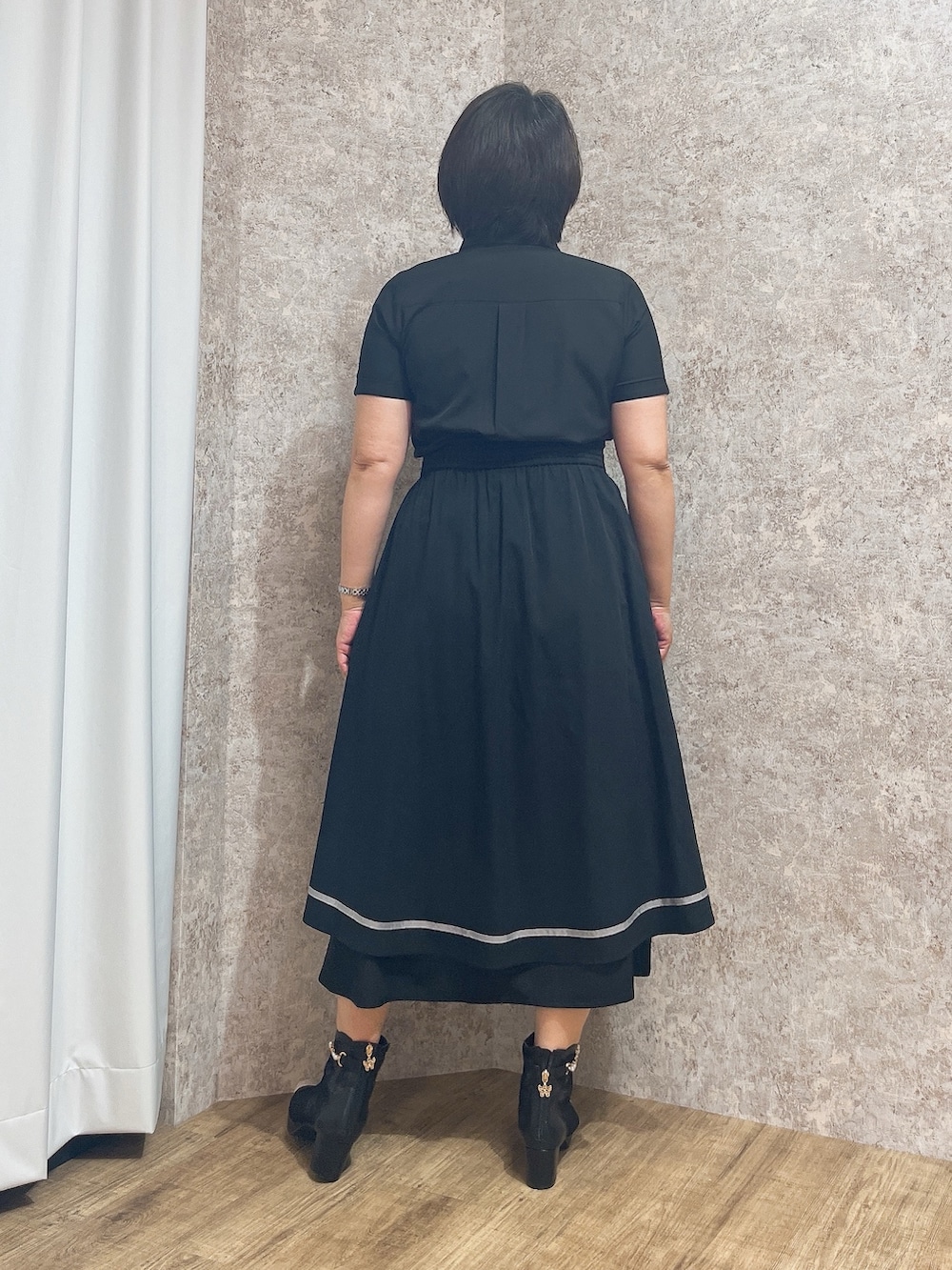 「ブラックコーデ、axes femme、夏服コーデ、夏コーデ、夏服、ネクタイ」｜「axes femmeのフィッシュテール×ジップスカート（スカート、ブラック系）」を使った、ジョーさん（レディース・161cm）の夏コーディネートの5枚目の写真