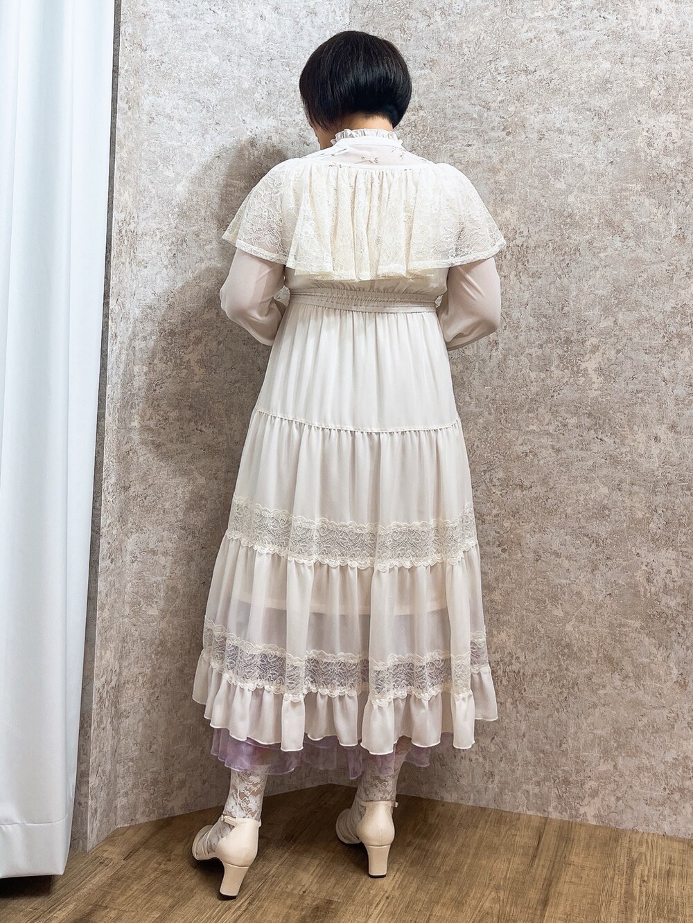 「axes femme、春服、休日スタイル、キレイめ、春、春服コーデ、ワンピース、エレガント、デートコーデ」｜「axes femmeの刺繍チュール使いケープワンピース（ワンピース、ホワイト系）」を使った、ジョーさん（レディース・161cm）の冬コーディネートの10枚目の写真