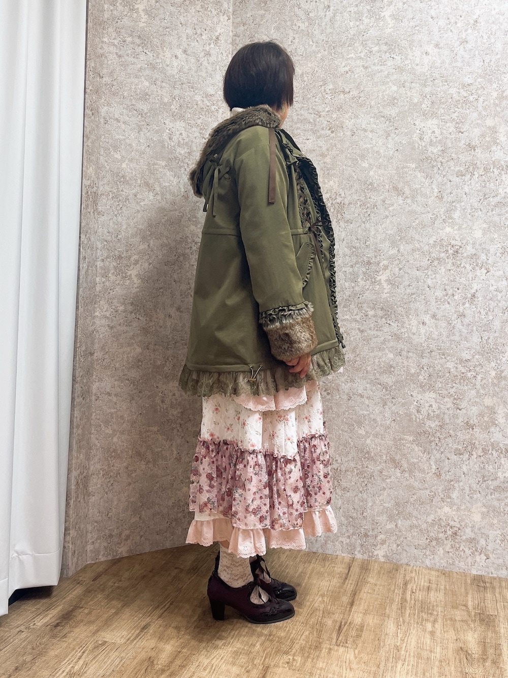 ピンク系のチュニック、ピンク系のスカート、レッド系のパンプスを着用したレディースの秋コーディネートの5枚目の写真