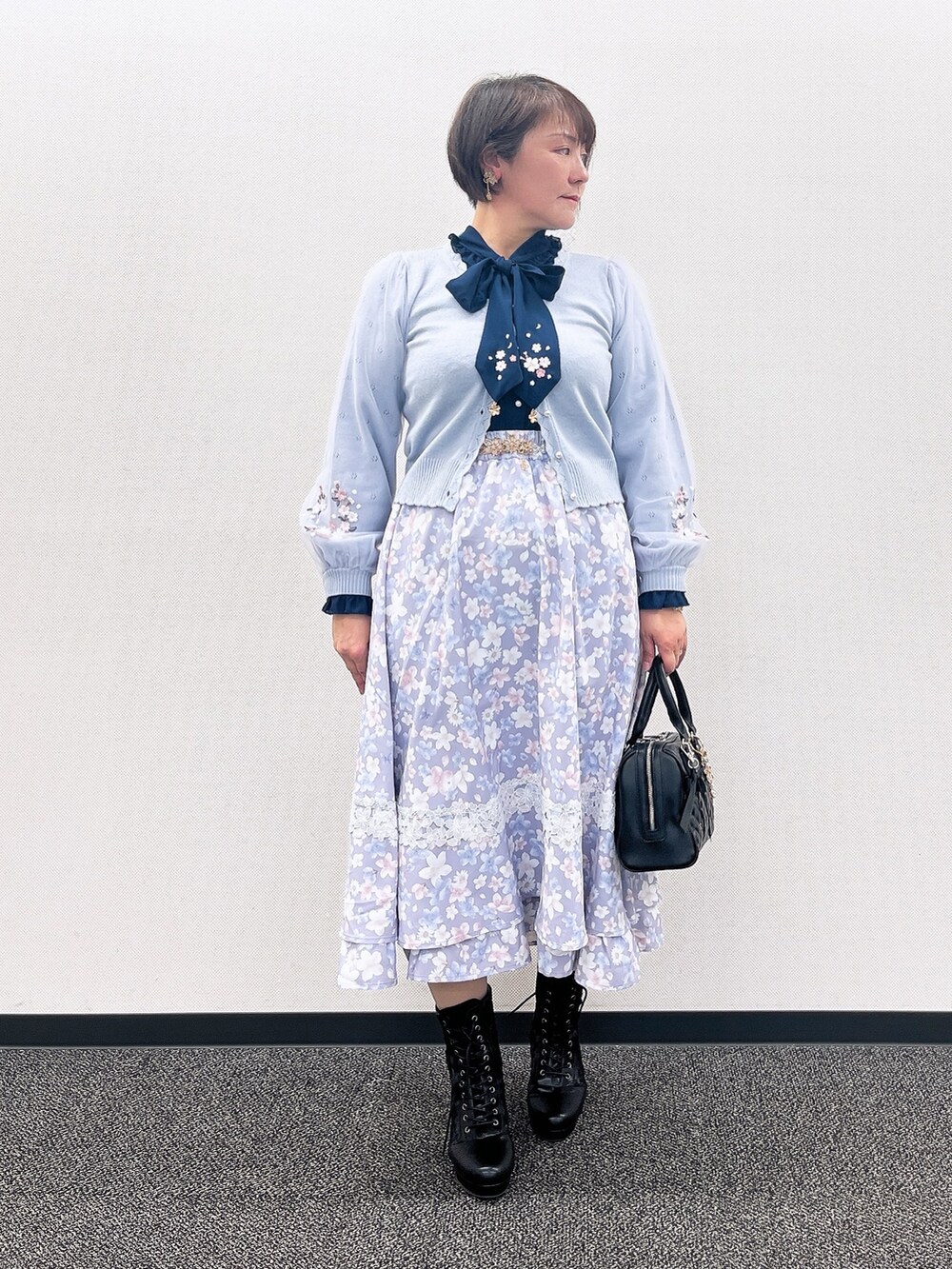 「axes femme、春服コーデ、大人女子、レディースファッション、春先取り、きれいめコーディネート、桜、フェミニン」|「axes femmeのサクラ装飾イヤリング(イヤリング、ホワイト系)」を使った、ジョーさん(レディース・161cm)の冬コーディネートの3枚目の写真