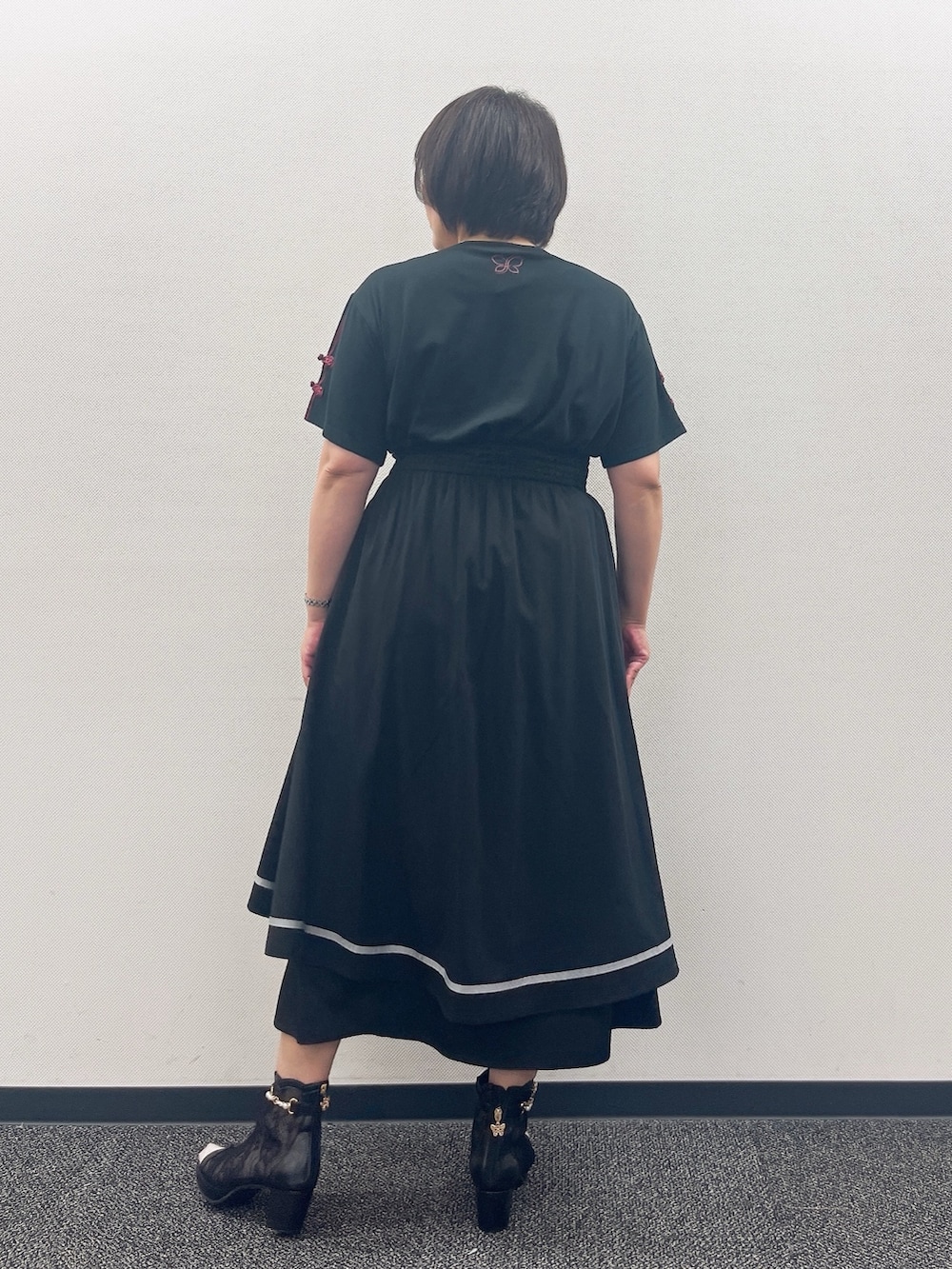 「チャイナ、赤×黒、axes femme、夏服コーデ、夏コーデ、キレイめカジュアル、夏服、Tシャツコーデ、ブラックコーデ、夏だ！Tシャツ着よう！、夏ファッション」｜「axes femmeの海底の羅針盤ネックレス（ネックレス、シルバー系）」を使った、ジョーさん（レディース・161cm）の夏コーディネートの4枚目の写真