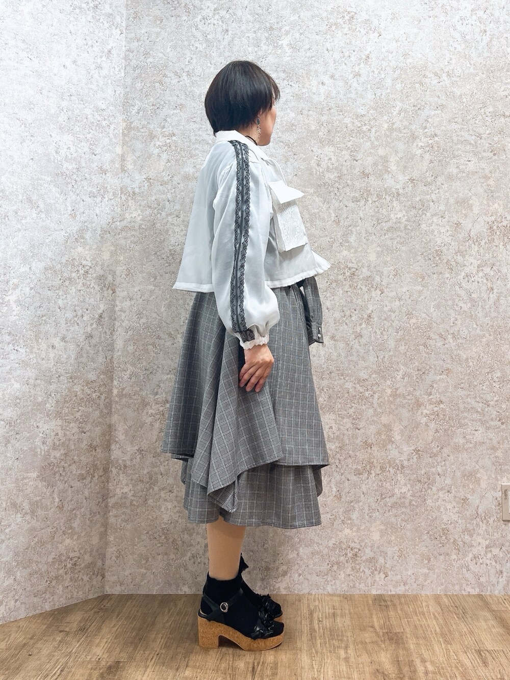 「休日スタイル、axes femme、モード、シアー、スカートスタイル、スカート、シャツ巻きスタイル、シャツ巻き風スカート」|「axes femmeのストラップレーストップス(Tシャツ/カットソー、ブラック系)」を使った、ジョーさん(レディース・161cm)の春コーディネートの6枚目の写真