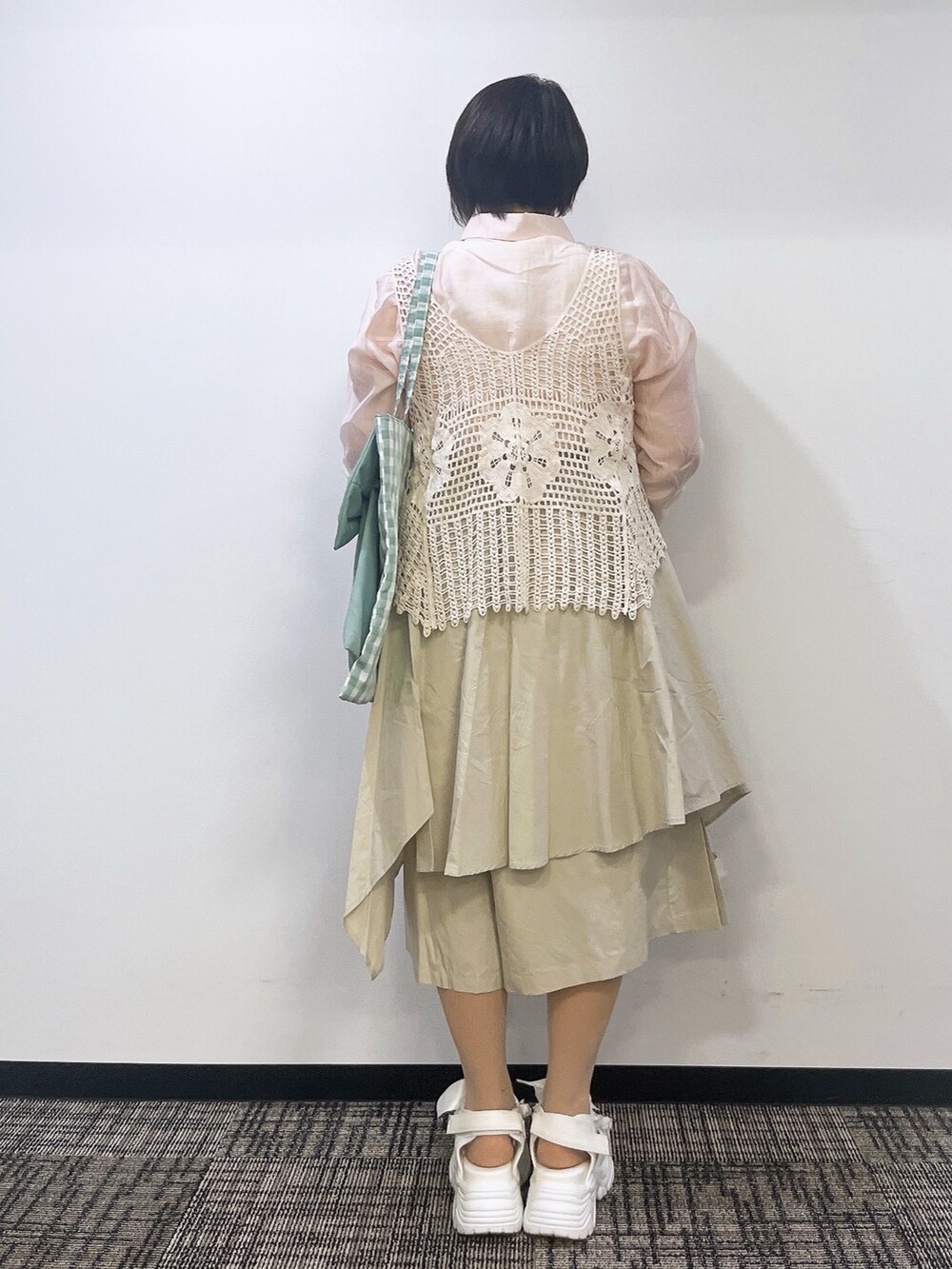 「最近のいい感じコーデ、大人カジュアル、淡色コーデ、きれいめカジュアル、シアートップス、お出かけコーデ、axes femme、ショルダーバッグ、キレイめカジュアル、春夏コーデ、カジュアルスタイル、40代ファッション」｜「axes femmeの透かし網みベスト（ベスト、ホワイト系）」を使った、ジョーさん（レディース・161cm）の春コーディネートの6枚目の写真