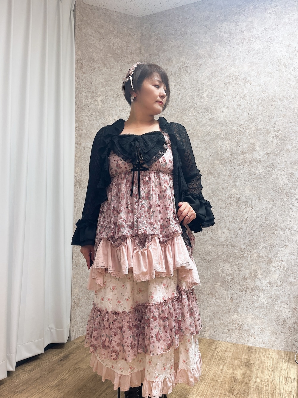 ブラック系のキャミソール、ピンク系のチュニック、ピンク系のスカートを着用したレディースの秋コーディネートの3枚目の写真