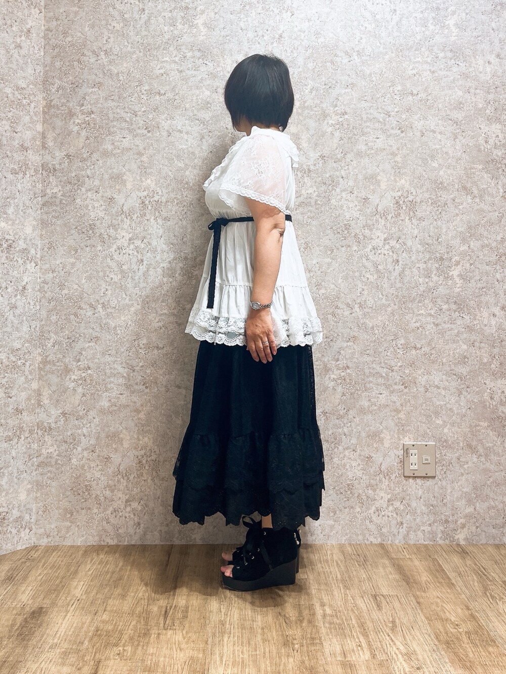 「モノトーン、お出かけコーデ、デートコーデ、axes femme、大人女子、夏服コーデ、ゆるシルエット、スカートスタイル、夏コーデ、きれいめコーディネート」｜「axes femmeのボリュームフリルチュニック（チュニック、ホワイト系）」を使った、ジョーさん（レディース・161cm）の春コーディネートの4枚目の写真