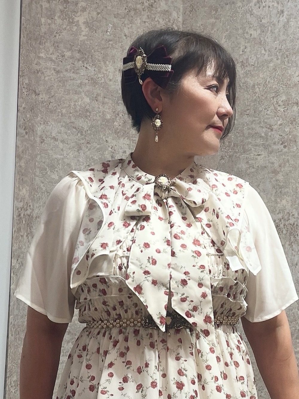 「小花柄、小花柄ワンピース、小花柄ブラウス、axes femme、大人フェミニン、ワンピースコーデ、ワンピーススタイル、きれいめコーディネート」｜「axes femmeの吸水速乾チュールレースタンク（タンクトップ、ホワイト系）」を使った、ジョーさん（レディース・161cm）の夏コーディネートの3枚目の写真