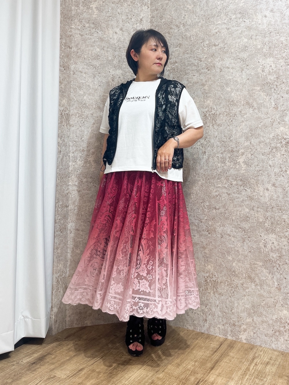 「白Tシャツ、ロングスカート、きれいめカジュアル、夏コーデ、axes femme、大人カジュアルコーデ、大人カジュアル、最近のいい感じコーデ、夏服、いいね、save、フォローお願いします🤑、ベスト、ベスト×Tシャツ」｜「axes femmeのレースアップブーサン（サンダル、ブラック系）」を使った、ジョーさん（レディース・161cm）の夏コーディネートの2枚目の写真