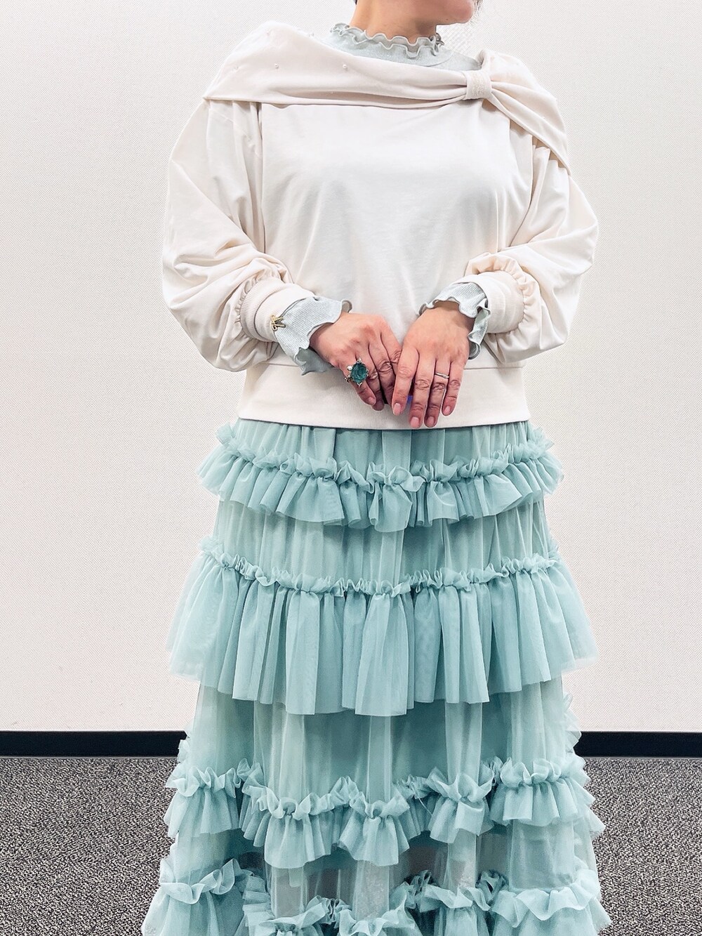 「春色、axes femme、春服、オトナ女子、おしゃれさんと繋がりたい、初春コーデ、大人かわいい、ゆるコーデ、スカートスタイル、春アウター、40代ファッション」|「axes femmeのランダムパールリボンプルオーバー(Tシャツ/カットソー、ホワイト系)」を使った、ジョーさん(レディース・161cm)の冬コーディネートの6枚目の写真