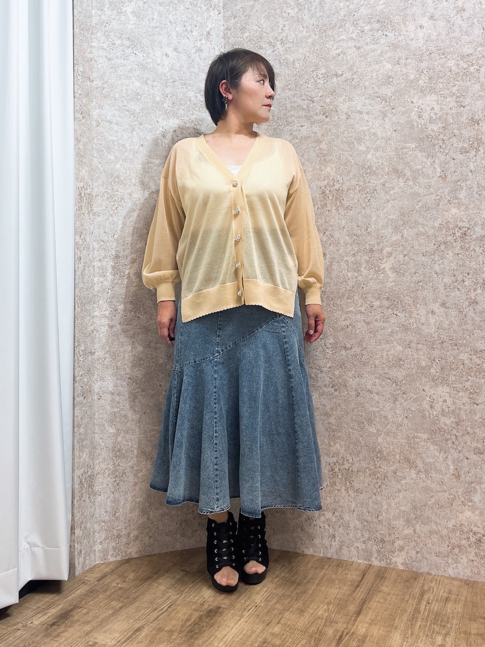「イエローコーデ、イエロー、シアー、デニムスカート、最近のいい感じコーデ、大人カジュアル、axes femme、デニム、お出かけコーデ、マーメイドスカート、大人女子」｜「axes femmeのレースアップブーサン（サンダル、ブラック系）」を使った、ジョーさん（レディース・161cm）の春コーディネートの3枚目の写真