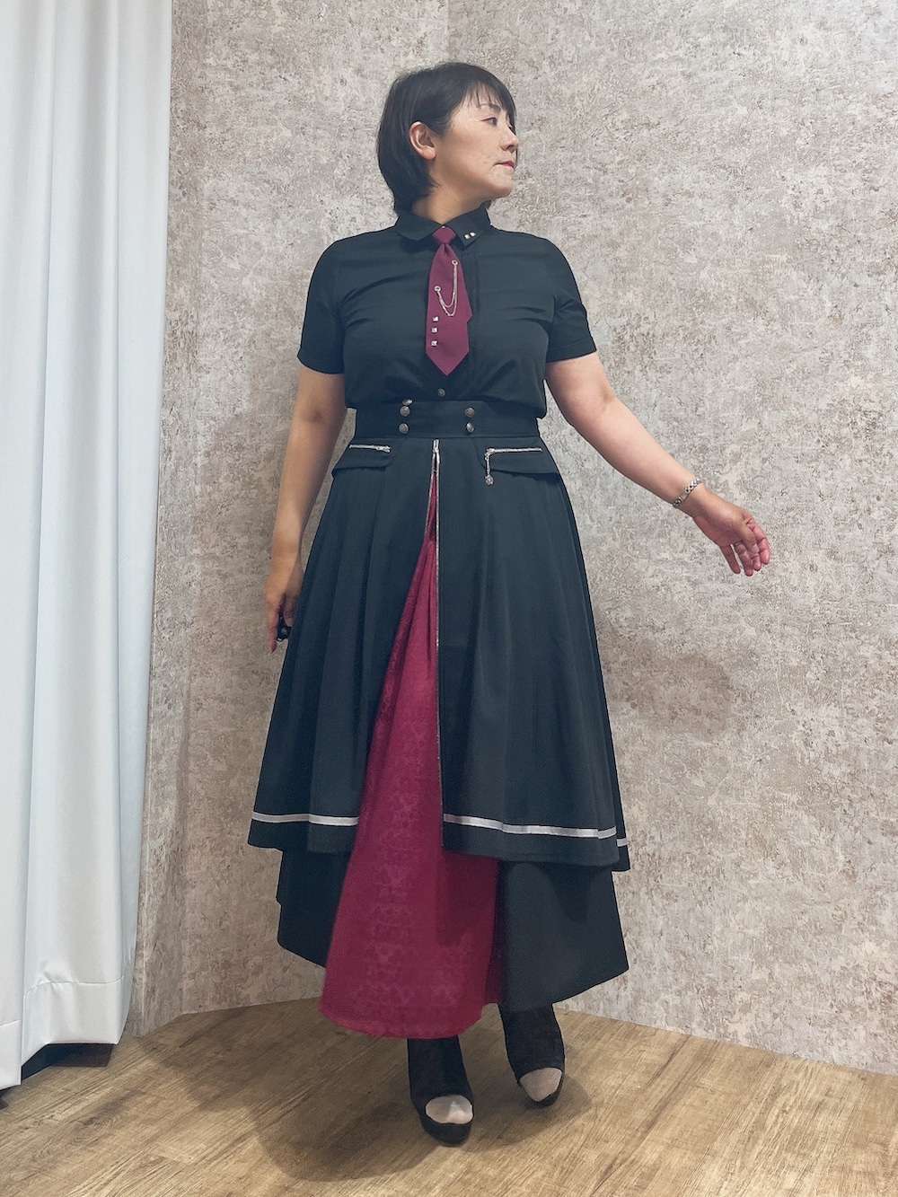「ブラックコーデ、axes femme、夏服コーデ、夏コーデ、夏服、ネクタイ」｜「axes femmeのフィッシュテール×ジップスカート（スカート、ブラック系）」を使った、ジョーさん（レディース・161cm）の夏コーディネートの2枚目の写真