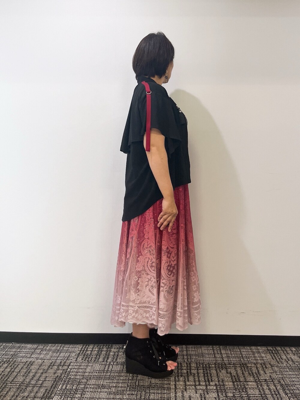 「赤×黒、お出かけコーデ、axes femme、シンプルスタイル、おでかけコーデ、大人女子、おしゃれさんと繋がりたい、REZEN」｜「axes femmeのレースアップブーサン（サンダル、ブラック系）」を使った、ジョーさん（レディース・161cm）の夏コーディネートの5枚目の写真