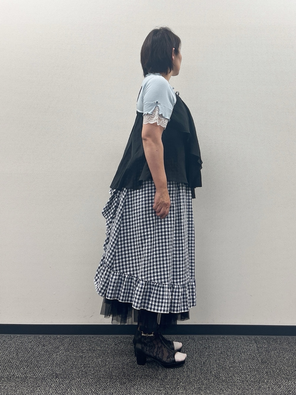 「夏ルックで気分アップ、axes femme、夏コーデ、夏服コーデ、ゆるシルエット、夏服、大人カジュアルコーデ、夏物、レディースファッション、ゆったり、ゆったりコーデ」｜「axes femmeのドレープフリルキャミビスチェ（Tシャツ/カットソー、ブラック系）」を使った、ジョーさん（レディース・161cm）の夏コーディネートの3枚目の写真