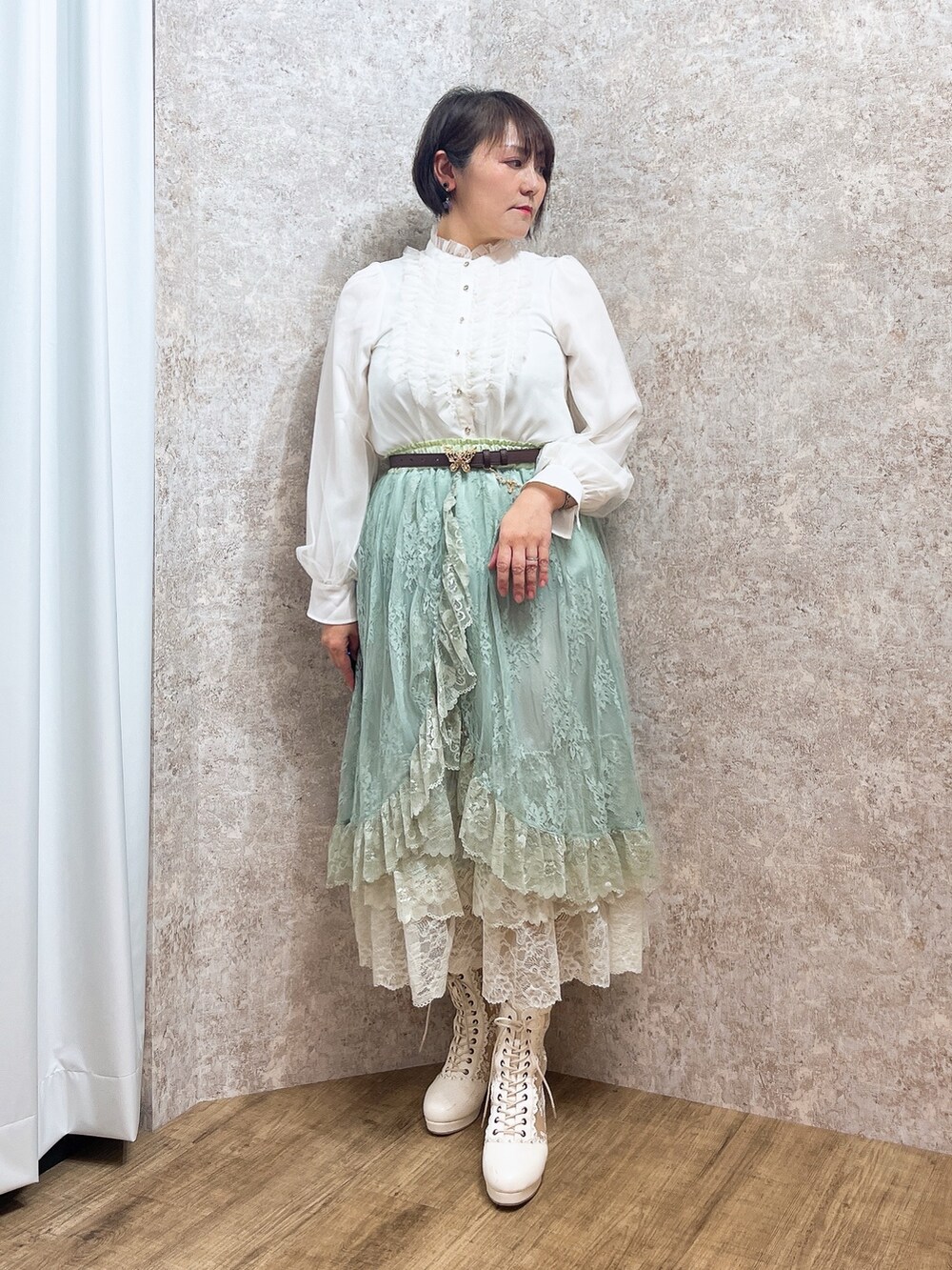 「春色、春めき満開コーデ、淡色コーデ、お出かけコーデ、axes femme、おでかけコーデ、はるコーデ、レディースファッション、オフィススタイル、お出かけスタイル、いいね、save、フォローお願いします🤑、スカートコーデ、レース」｜「axes femmeのチュールフリルハイネックブラウス（シャツ/ブラウス、ホワイト系）」を使った、ジョーさん（レディース・161cm）の春コーディネートの5枚目の写真