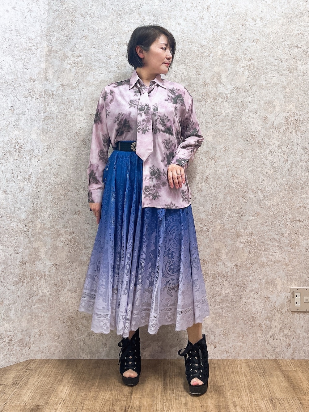 「春色、axes femme、AXES-X、春服コーデ、シンプルスタイル、ゆるシルエット、お花見コーデ、春服みてみて」｜「AXES-Xのタイ付ボカシローズシャツ（シャツ/ブラウス、ピンク系）」を使った、ジョーさん（レディース・161cm）の春コーディネートの2枚目の写真