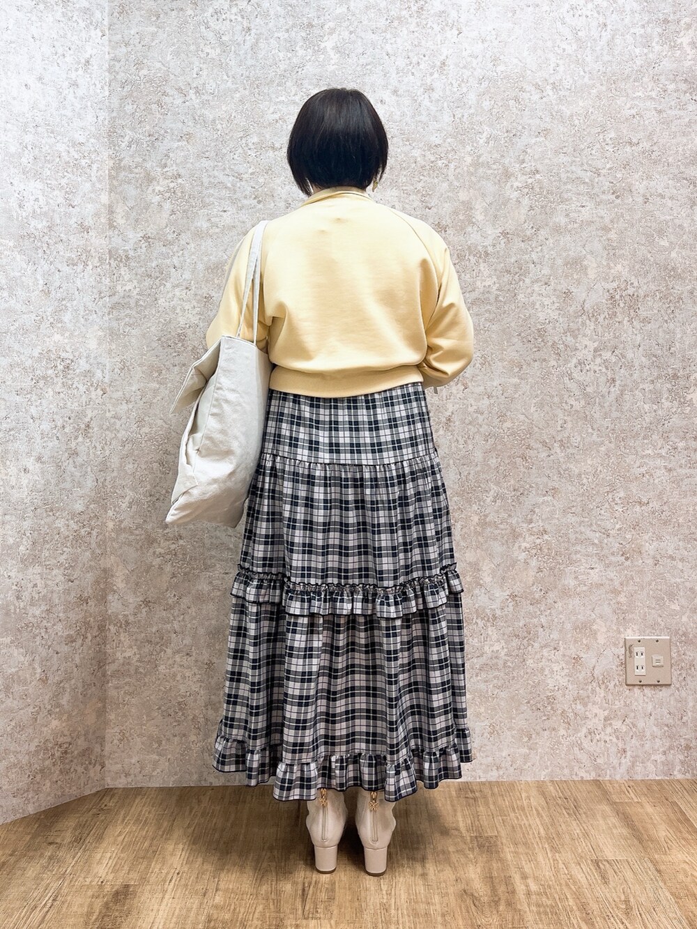 「チェック、リボン、大人カジュアル、デートコーデ、お出かけコーデ、axes femme、春服コーデ、オトナカジュアル、春カラー、おしゃれさんと繋がりたい、ママファッション、おでかけコーデ」｜「axes femmeのダンボールニットトラックジャケット（ブルゾン、イエロー系）」を使った、ジョーさん（レディース・161cm）の春コーディネートの4枚目の写真