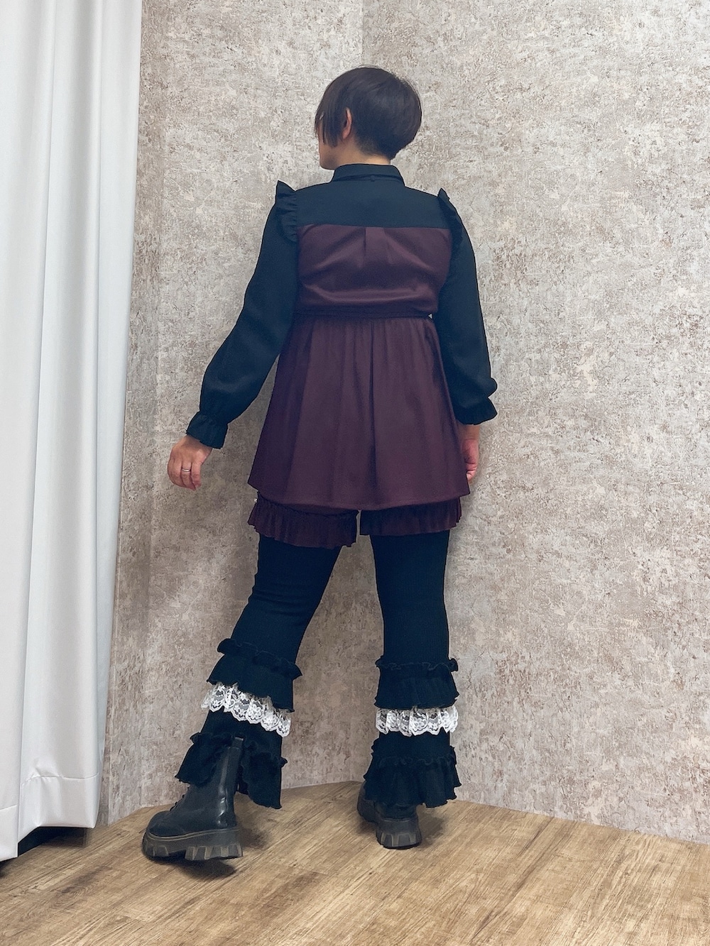 グレー系のダッフルコート、レッド系のワンピース、ブラック系のその他パンツを着用したレディースの秋コーディネートの9枚目の写真