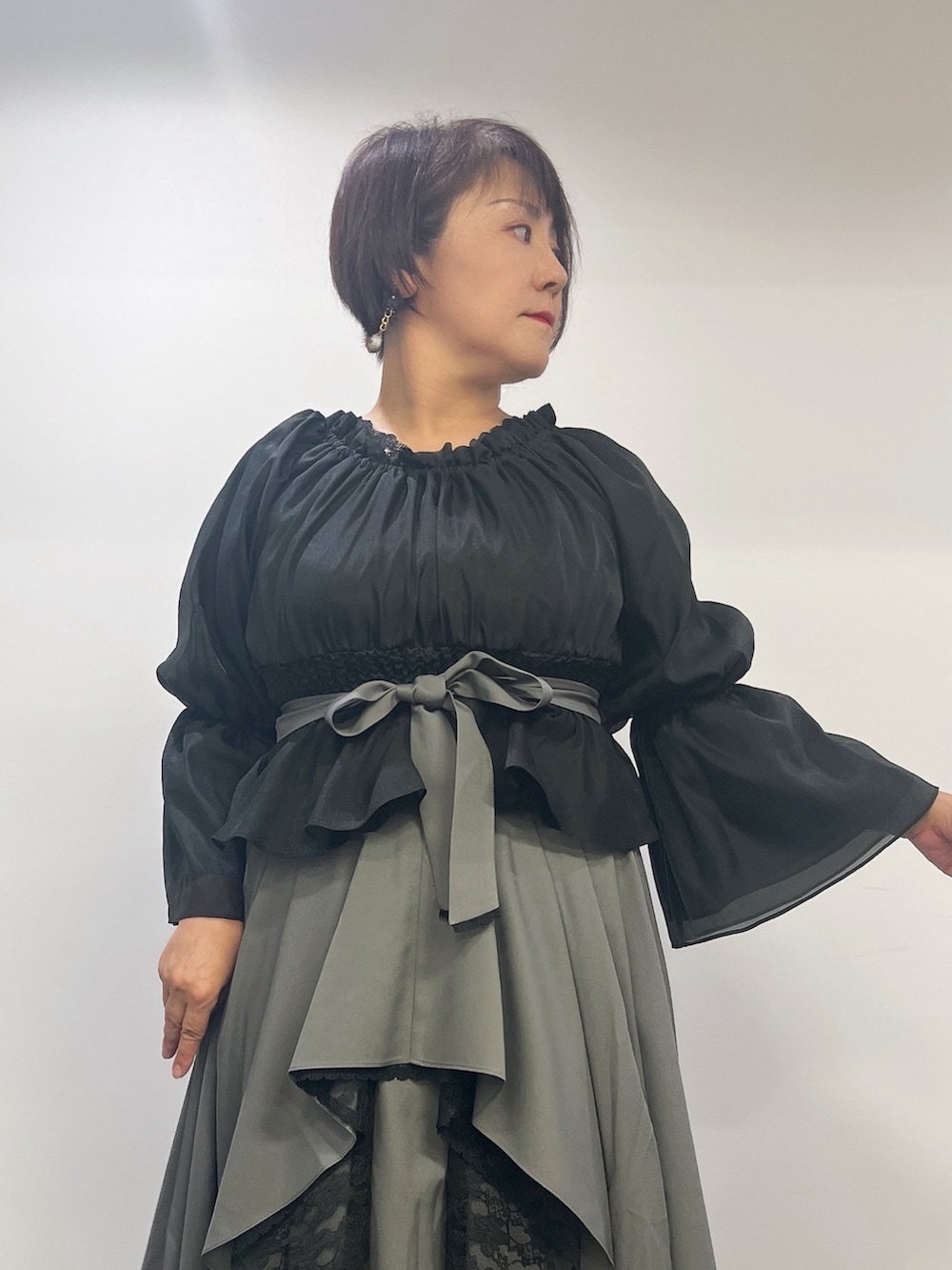 「秋服準備はじめました、axes femme、大人コーデ、秋のコーデ、ぽっちゃり、ぽっちゃりコーデ」｜「axes femmeのオフショルオーガンジープルオーバー（Tシャツ/カットソー、ブラック系）」を使った、ジョーさん（レディース・161cm）の秋コーディネートの7枚目の写真