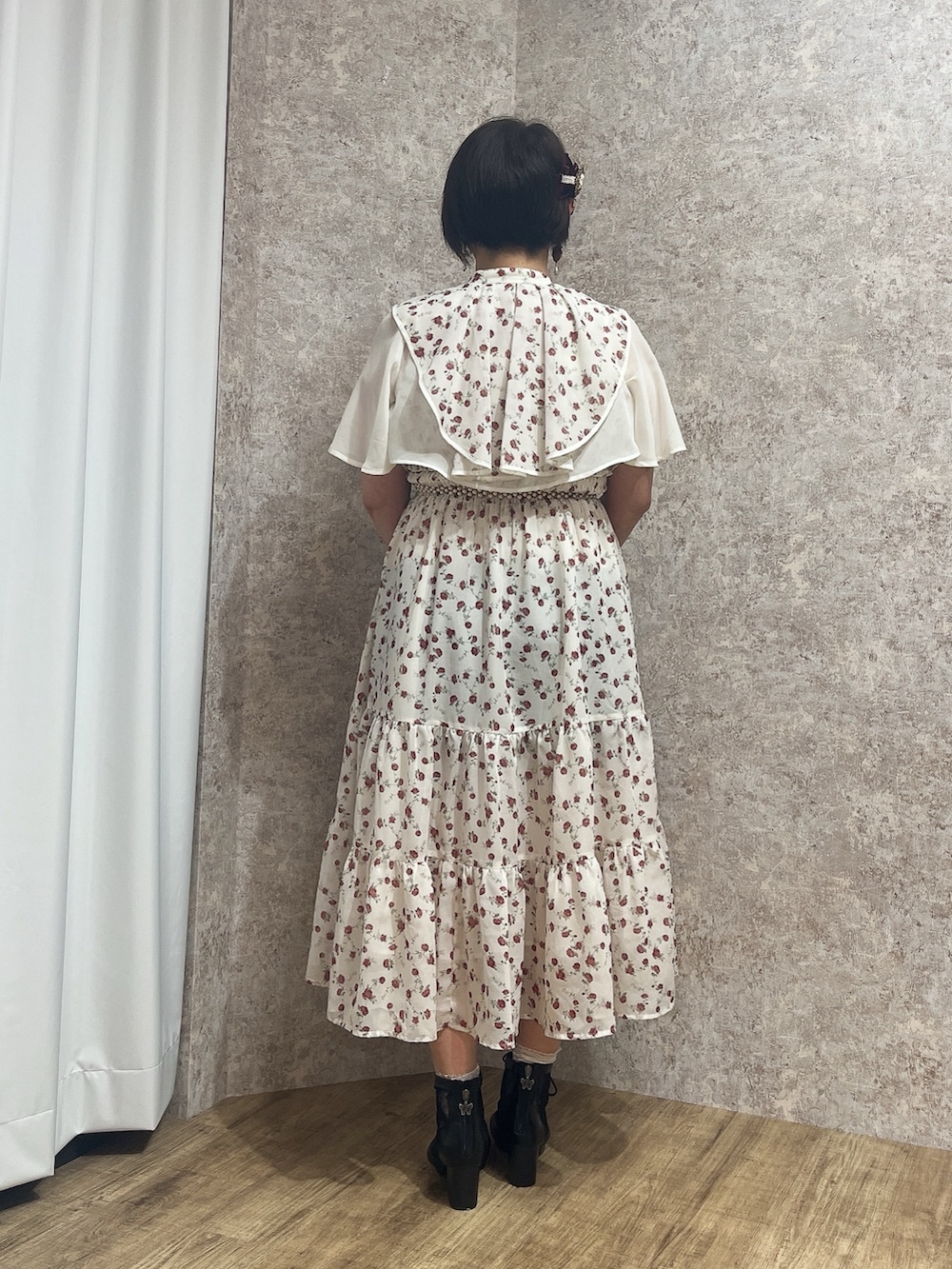 「小花柄、小花柄ワンピース、小花柄ブラウス、axes femme、大人フェミニン、ワンピースコーデ、ワンピーススタイル、きれいめコーディネート」｜「axes femmeの吸水速乾チュールレースタンク（タンクトップ、ホワイト系）」を使った、ジョーさん（レディース・161cm）の夏コーディネートの6枚目の写真