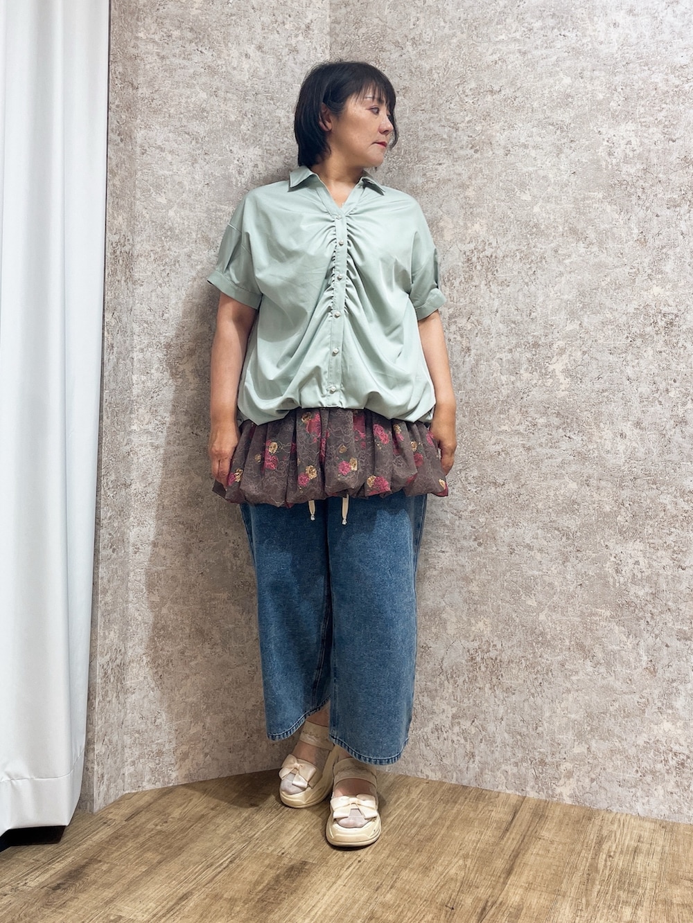 「お出かけコーデ、夏コーデ、axes femme、オトナカジュアル、オトナカワイイ、夏服コーデ、パンツスタイル、ミニスカート、ミニスカートコーデ」｜「axes femmeのブーケレースバルーンミニスカート（スカート、ブラウン系）」を使った、ジョーさん（レディース・161cm）の夏コーディネートの2枚目の写真