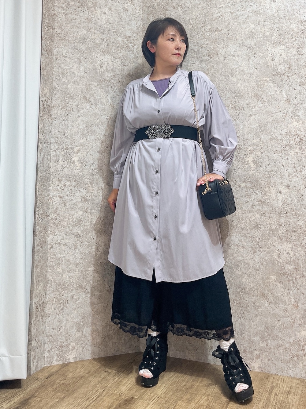「お出かけコーデ、axes femme、おしゃれさんと繋がりたい、キレイめカジュアル、オトナカジュアル、おでかけコーデ、ワンピーススタイル、ロングシャツ、ロングシャツワンピ、ロングシャツコーデ」|「axes femmeのレースアップブーサン(サンダル、ブラック系)」を使った、ジョーさん(レディース・161cm)の春コーディネートの2枚目の写真