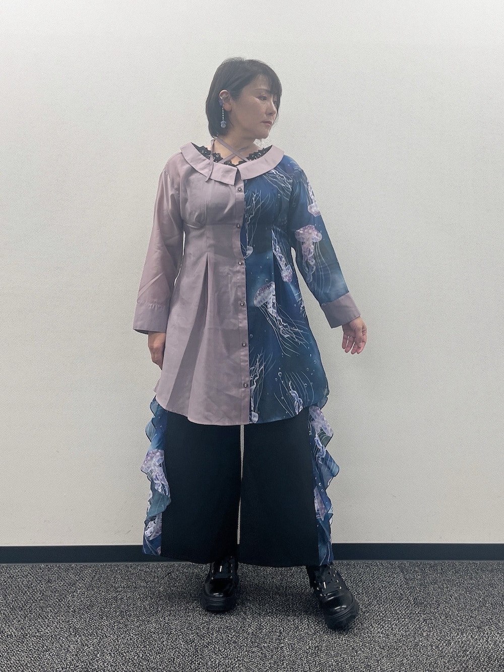 「海月、海、水族館、パンツコーデ、パンツスタイル、タンクトップ、axes femme、axes femme POETIQUE、夏ファッション、大人女子、夏服、キレイめコーデ、おしゃれさんと繋がりたい、シャツ好き集まれ」｜「axes femmeの吸水速乾チュールレースタンク（タンクトップ、ブラック系）」を使った、ジョーさん（レディース・161cm）の夏コーディネートの2枚目の写真